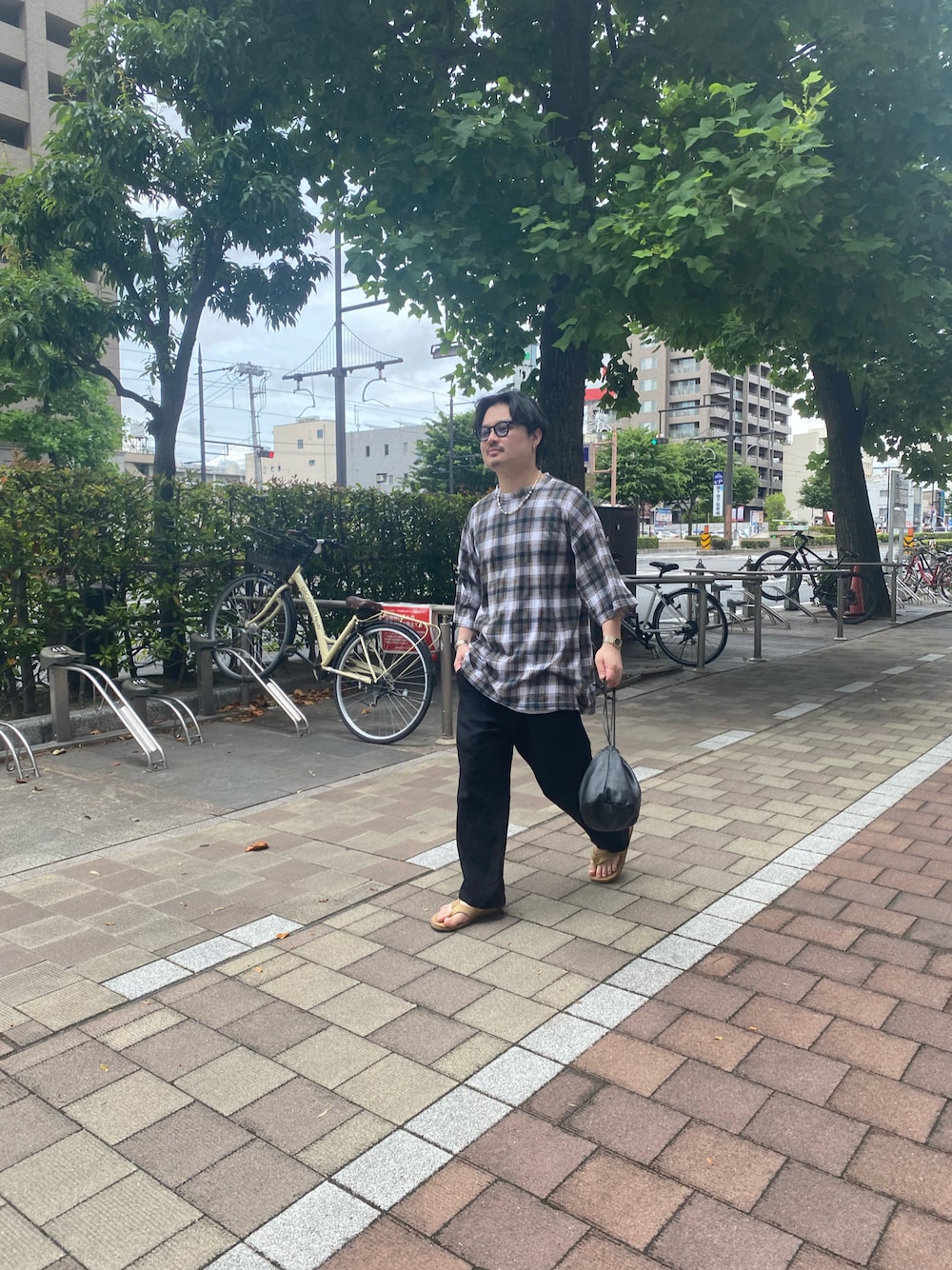 「ミニバッグ、シンプルコーデ、今日のコーデ、シンプルスタイル、ラフ、ブラック、フォローミー、大人カジュアル、サンダル」｜「VINTAGEのアイテム（Tシャツ/カットソー、ブラウン系）」を使った、マーシーさん（メンズ・165cm）の夏コーディネートの1枚目の写真