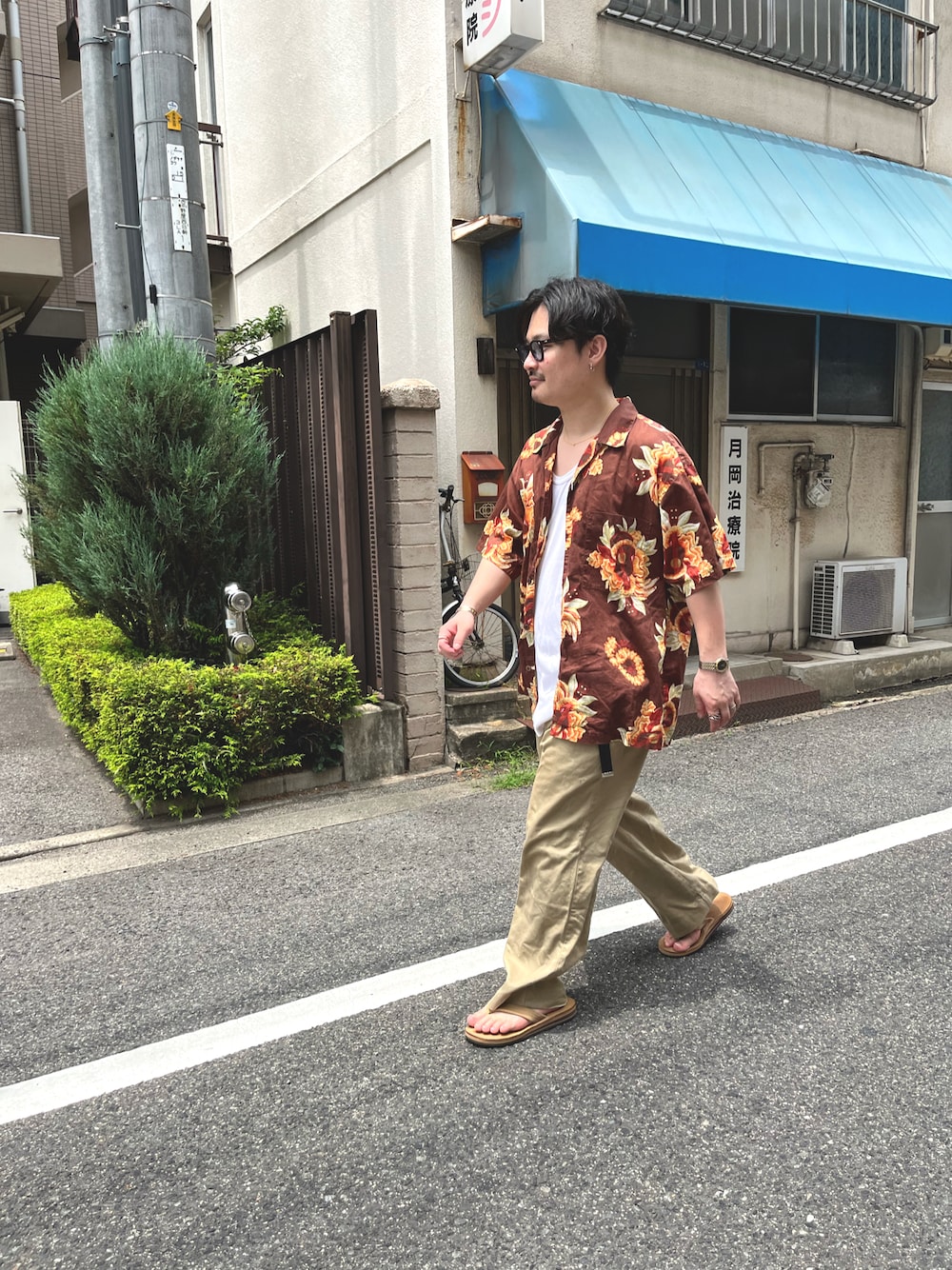「チノパン、休日コーデ、オーバーサイズ、シンプルコーデ、古着、低身長、シャツスタイル」｜「Patalohaのアイテム（シャツ/ブラウス、ブラウン系）」を使った、マーシーさん（メンズ・165cm）の夏コーディネートの1枚目の写真