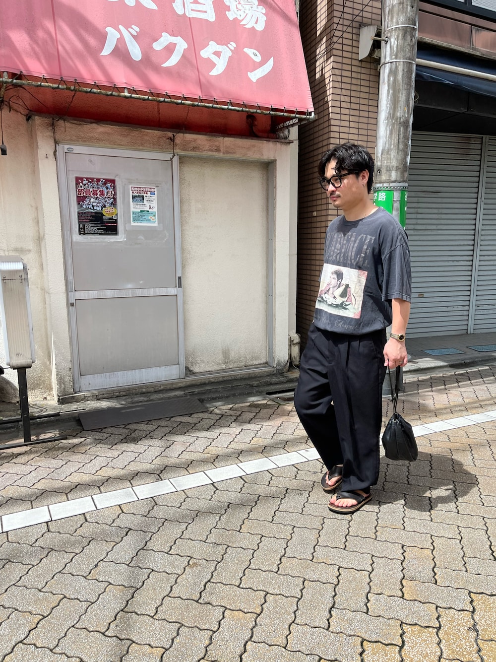 「古着MIX、秋コーデ、シンプルコーデ、オトナカジュアル、リラックススタイル、古着、低身長コーデ、タックイン」｜「VINTAGEのアイテム（Tシャツ/カットソー、ブラック系）」を使った、マーシーさん（メンズ・165cm）の秋コーディネートの1枚目の写真