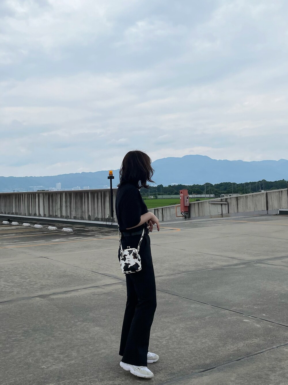 「モノトーン、ブラックコーデ、オールブラック、韓国風コーデ、韓国ファッション、キルシー」｜「adidas Originalsのアイテム（スニーカー、ホワイト系）」を使った、N.さん（レディース・154cm）の夏コーディネートの1枚目の写真