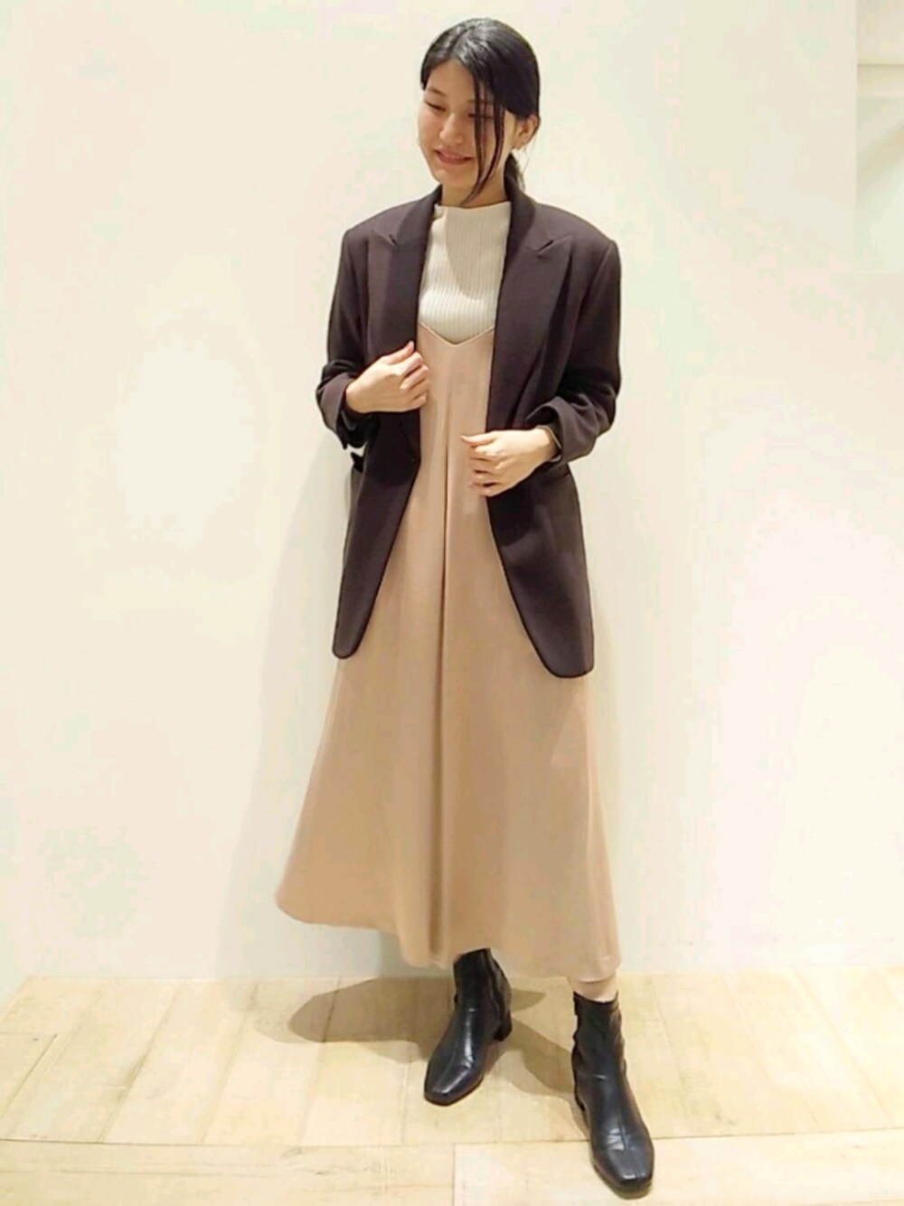 「ニット、秋のコーデ、休日スタイル、きれいめカジュアル、キャミワンピ、オトナカジュアル、カリテ(qualite)、サテンワンピース、高身長コーデ、秋トレンド2021」｜「qualiteのウールフラノジャケットコート（その他アウター、ブラウン系）」を使った、MISAKIさん（レディース・169cm）の秋コーディネートの1枚目の写真