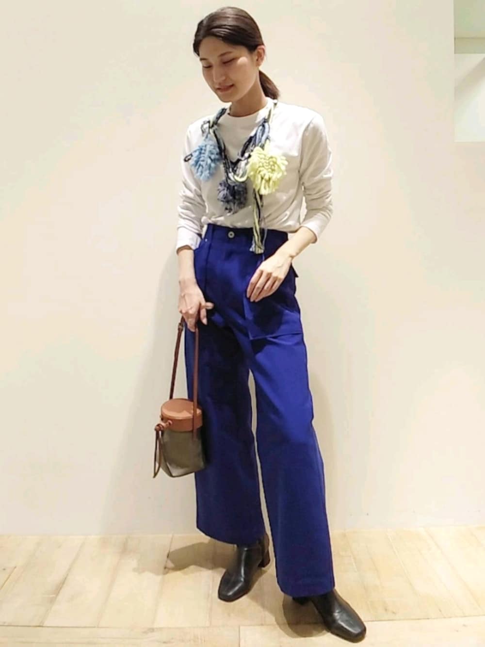 「ニット、カジュアル、ブルー、カラーパンツ、コラボ、Tシャツ、パンツスタイル、カラーコーデ、カリテ(qualite)、ブソル」｜「qualiteのｺｯﾄﾝﾜｰｸﾊﾟﾝﾂ（その他パンツ、ブルー系）」を使った、MISAKIさん（レディース・169cm）の冬コーディネートの1枚目の写真