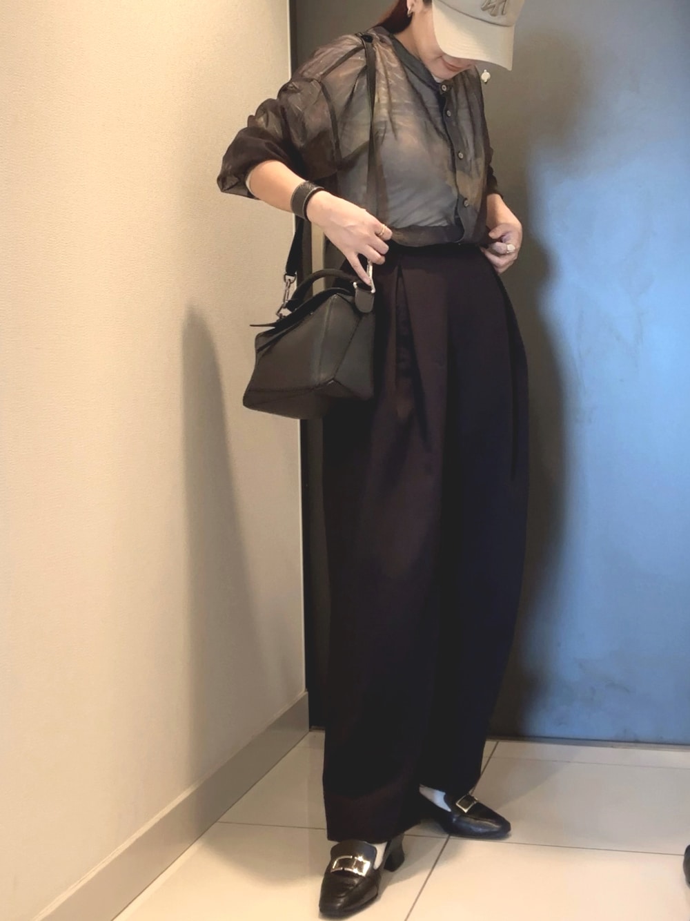 YUMIさんの「2WAY FROSTED GLASS FLOWER BLOUSE（Ameri）」を使ったコーディネートの1枚目の写真