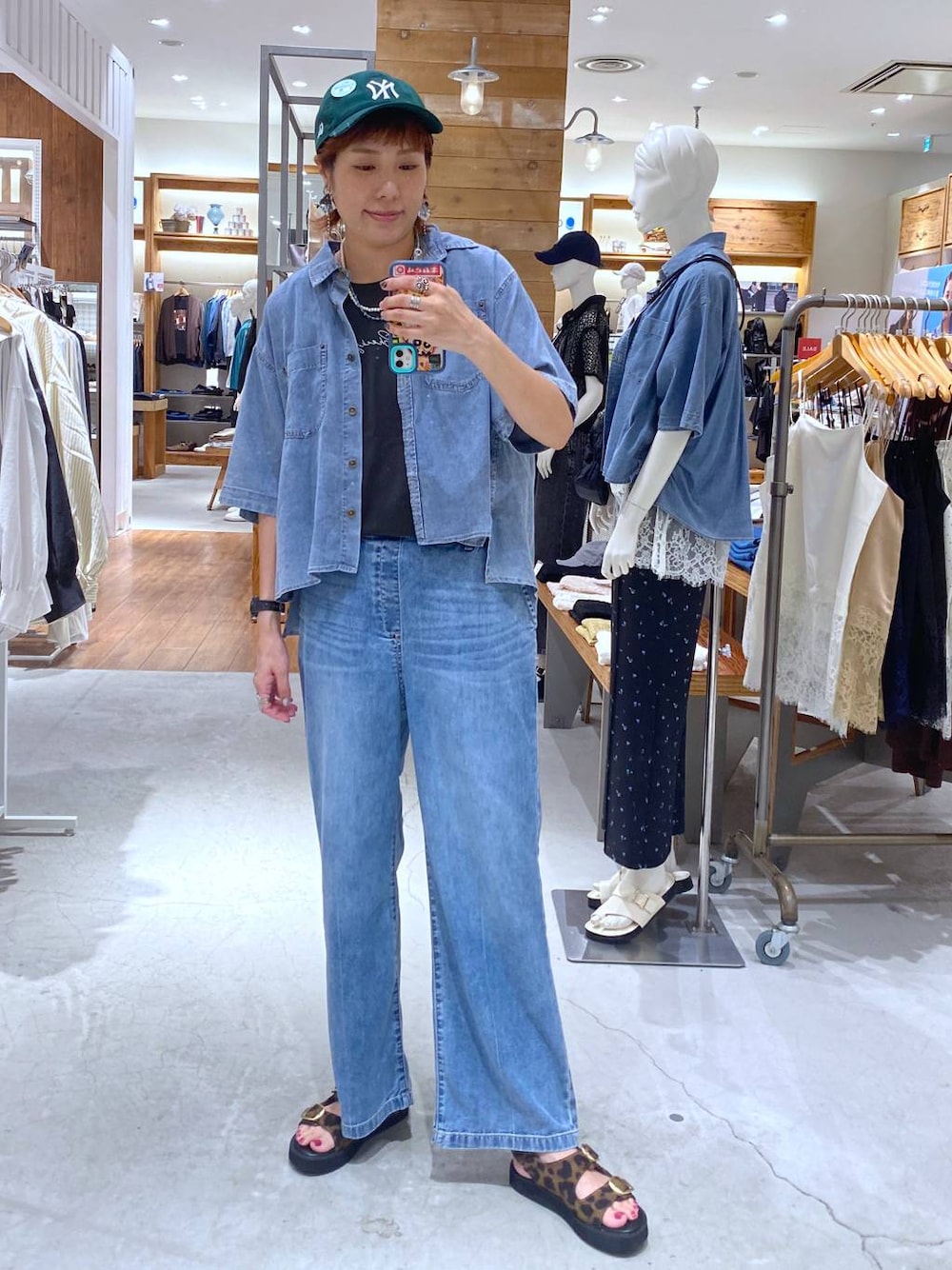 ブルー系のデニムパンツ、ブルー系のシャツ/ブラウス、その他のサンダルを着用したレディースの夏コーディネートの1枚目の写真