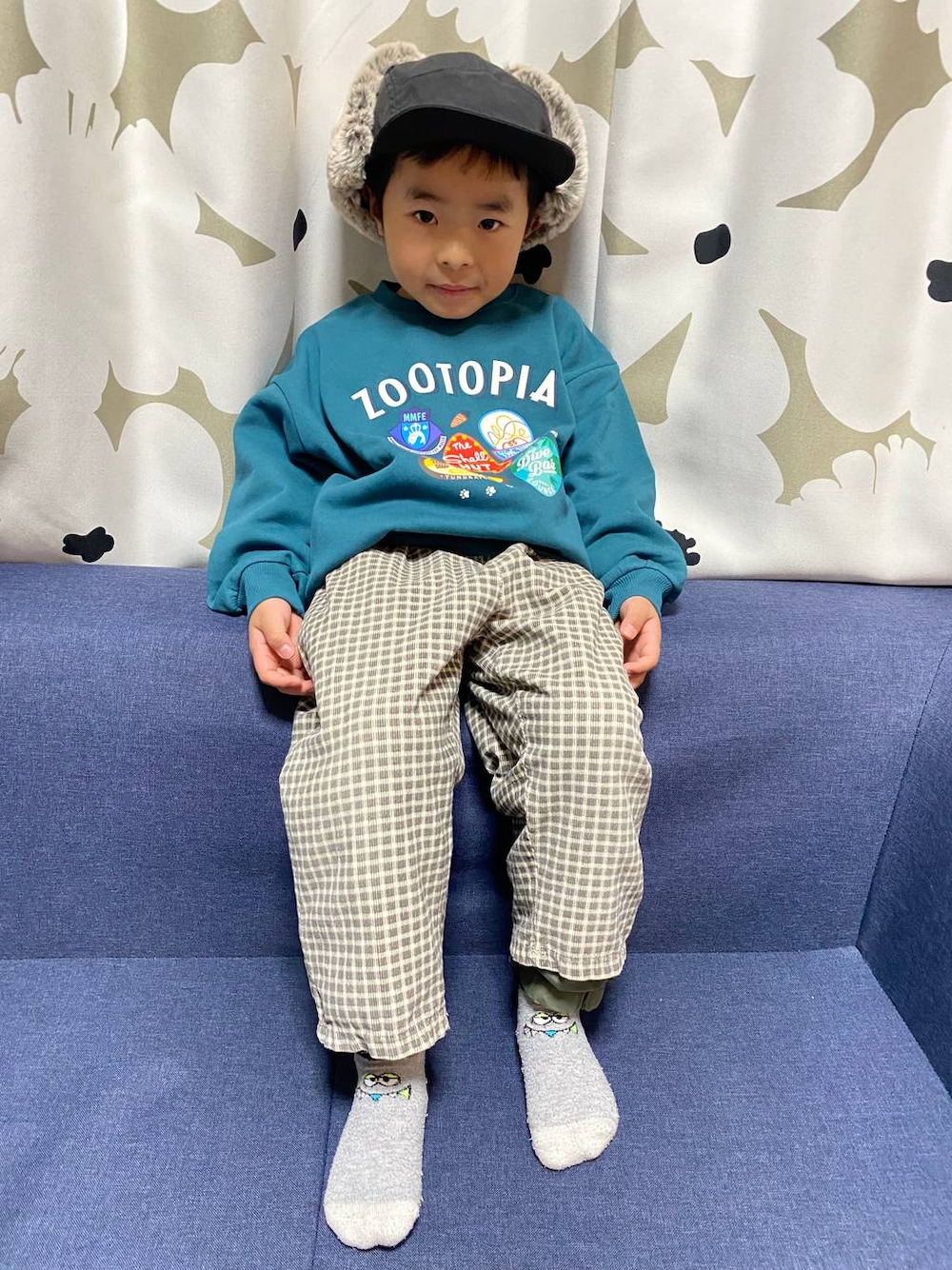 グリーン系のスウェットを着用したキッズの冬コーディネートの1枚目の写真