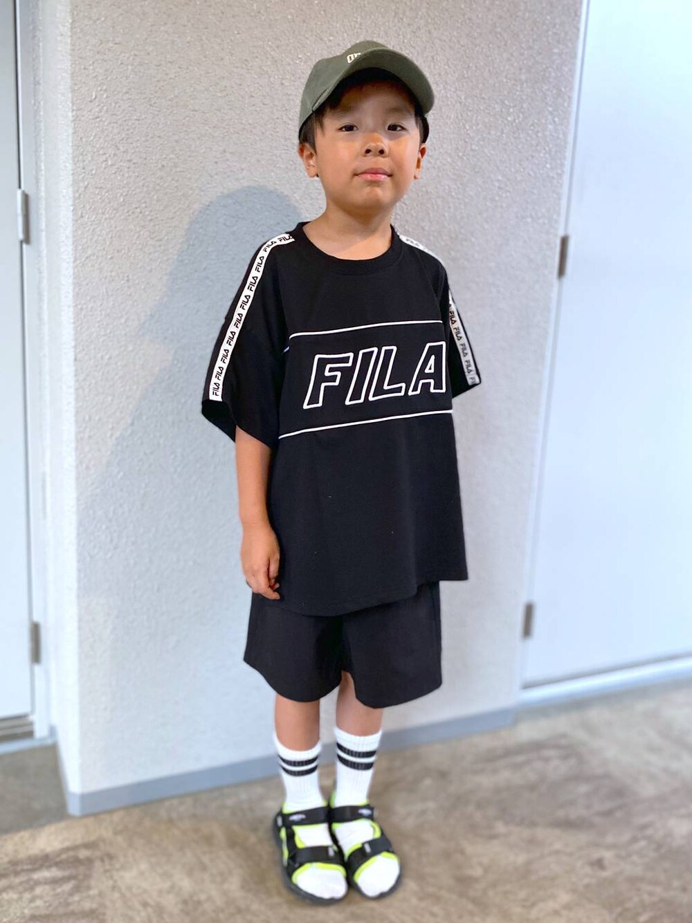 ブラック系のその他パンツ、ブラック系のTシャツ/カットソー、グリーン系のキャップを着用したキッズの夏コーディネートの1枚目の写真