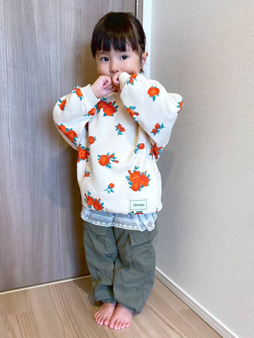 グリーン系のカーゴパンツを着用したキッズの夏コーディネートの1枚目の写真