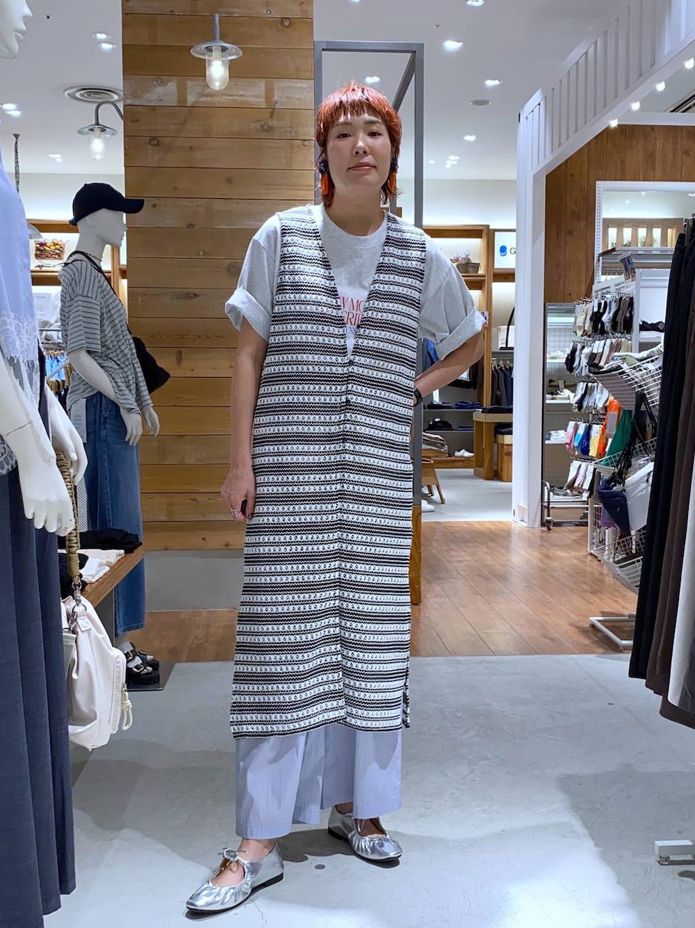 グレー系のその他パンツ、ブラック系のワンピース、グレー系のTシャツ/カットソーを着用したレディースの夏コーディネートの1枚目の写真