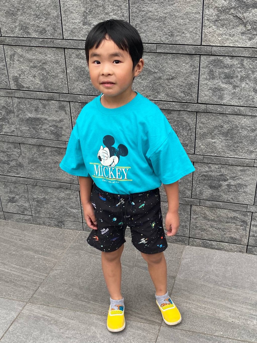 ブラック系のその他パンツ、ブルー系のTシャツ/カットソーを着用したキッズの夏コーディネートの1枚目の写真