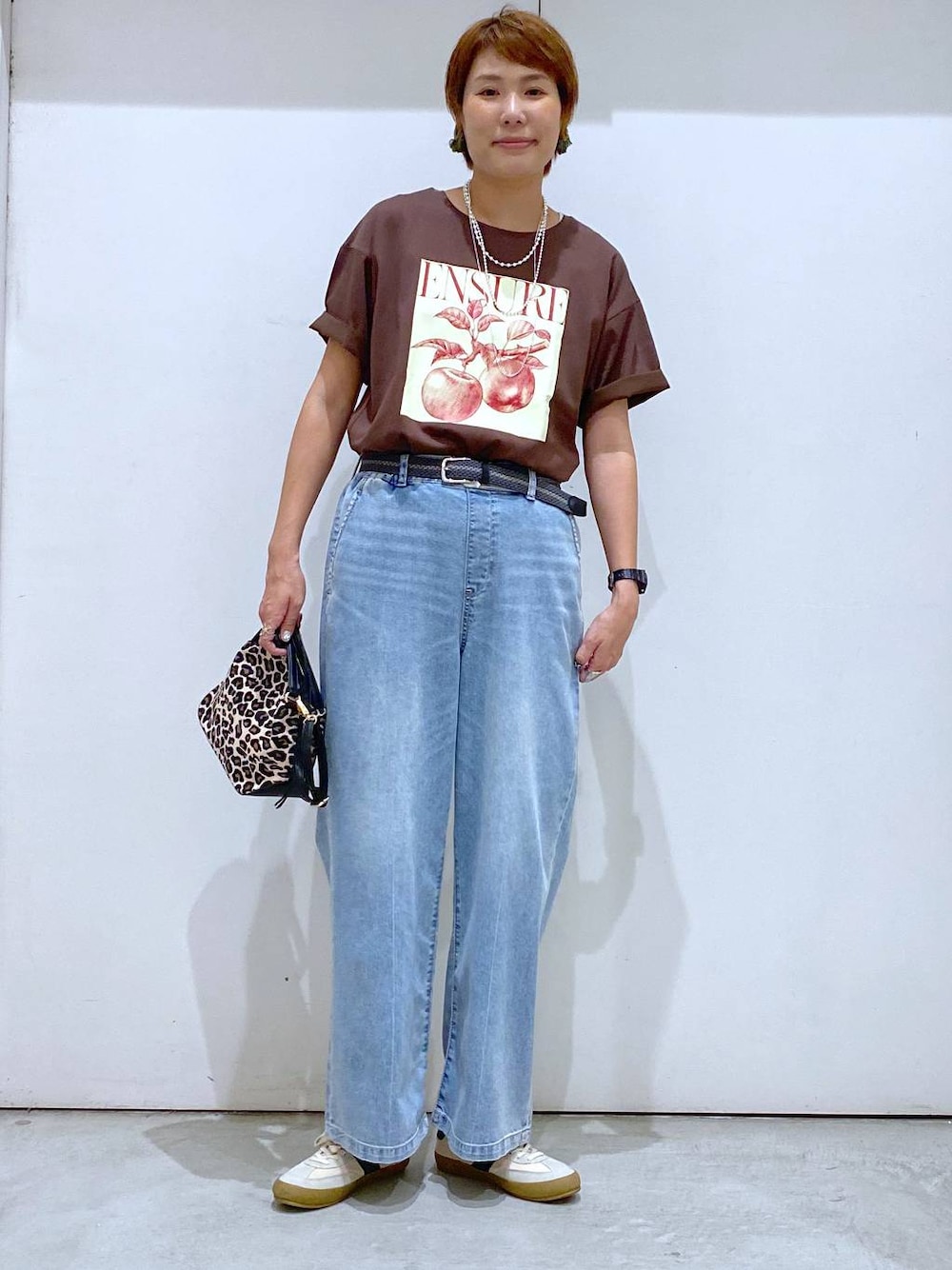 その他のショルダーバッグ、ベージュ系のスニーカー、ブラウン系のTシャツ/カットソーを着用したレディースの夏コーディネートの1枚目の写真