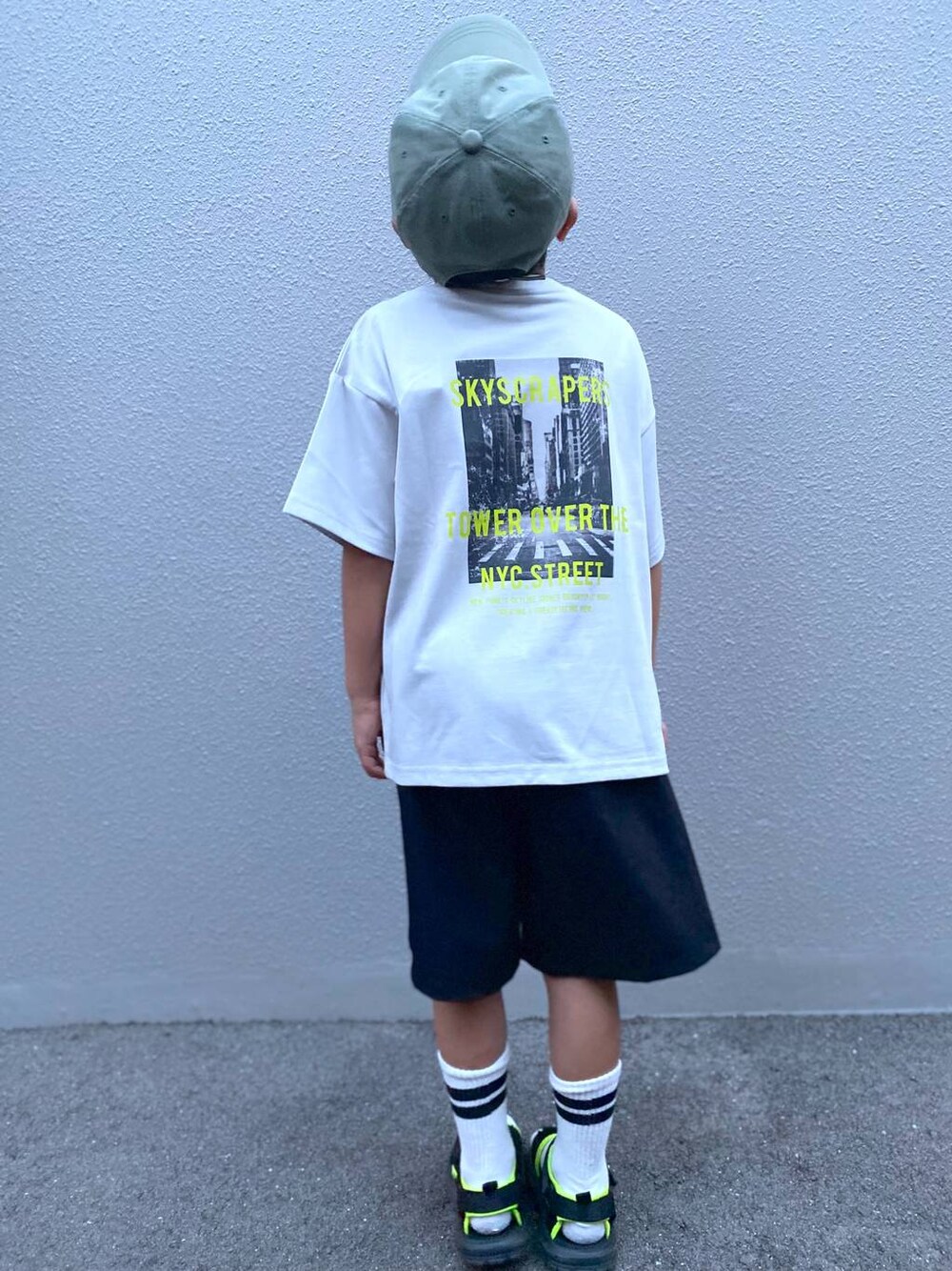 ブラック系のその他パンツ、グレー系のTシャツ/カットソー、グリーン系のキャップを着用したキッズの夏コーディネートの1枚目の写真