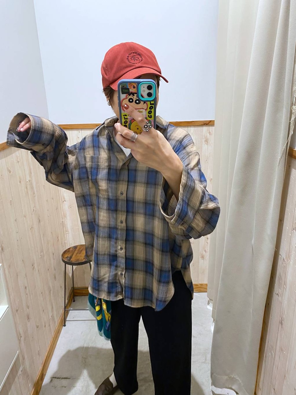 ブラック系のその他パンツ、ベージュ系のシャツ/ブラウス、レッド系のキャップを着用したレディースの秋コーディネートの1枚目の写真