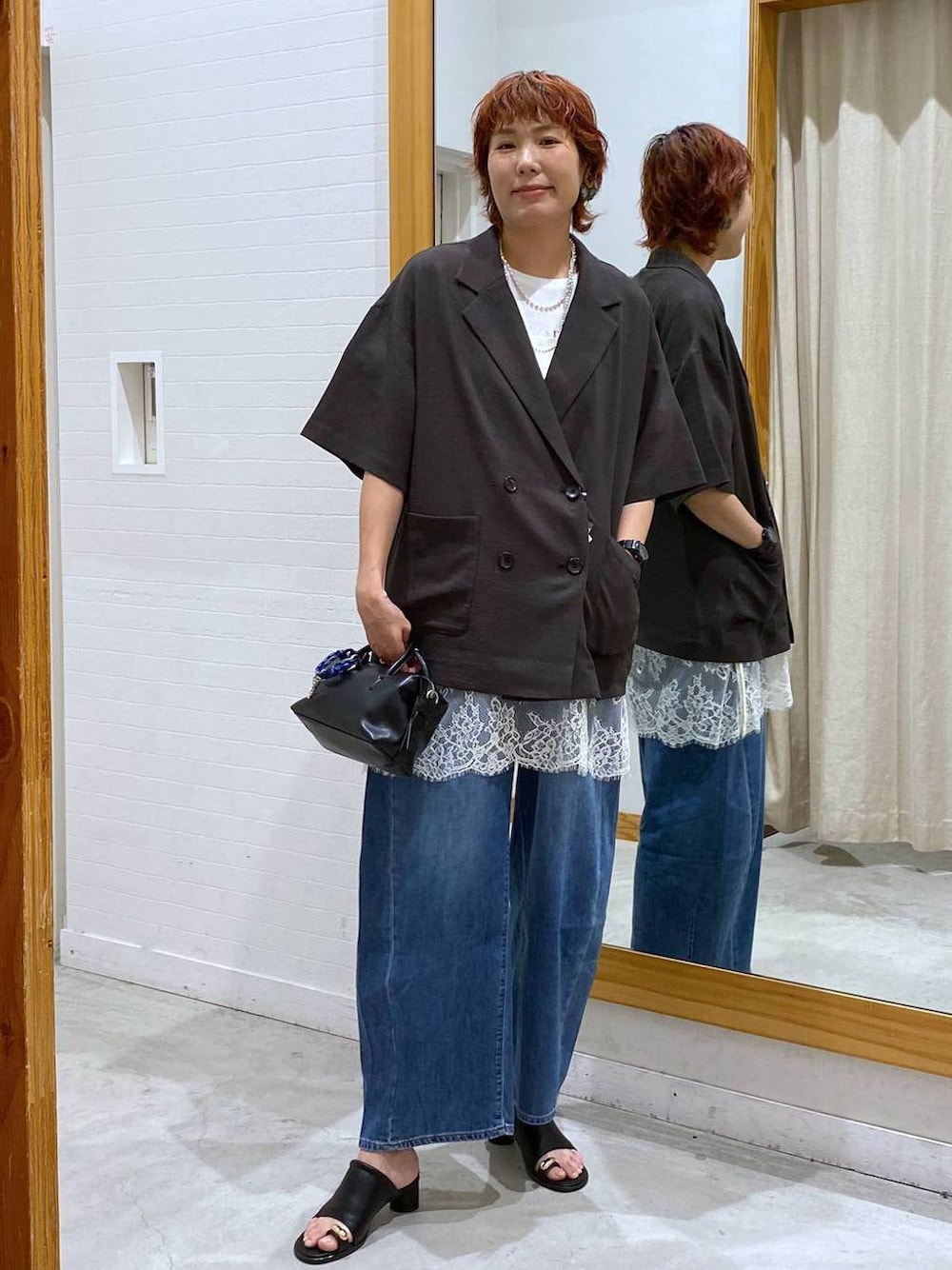 ブルー系のデニムパンツ、グレー系のテーラードジャケット、ホワイト系のTシャツ/カットソーを着用したレディースの夏コーディネートの1枚目の写真