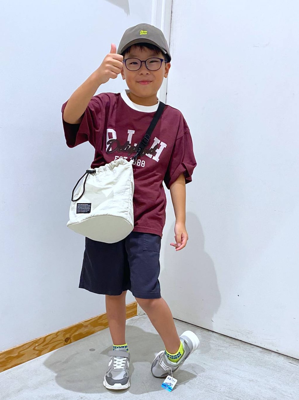 グレー系のスニーカー、ベージュ系のショルダーバッグ、グレー系のその他パンツを着用したキッズの夏コーディネートの1枚目の写真