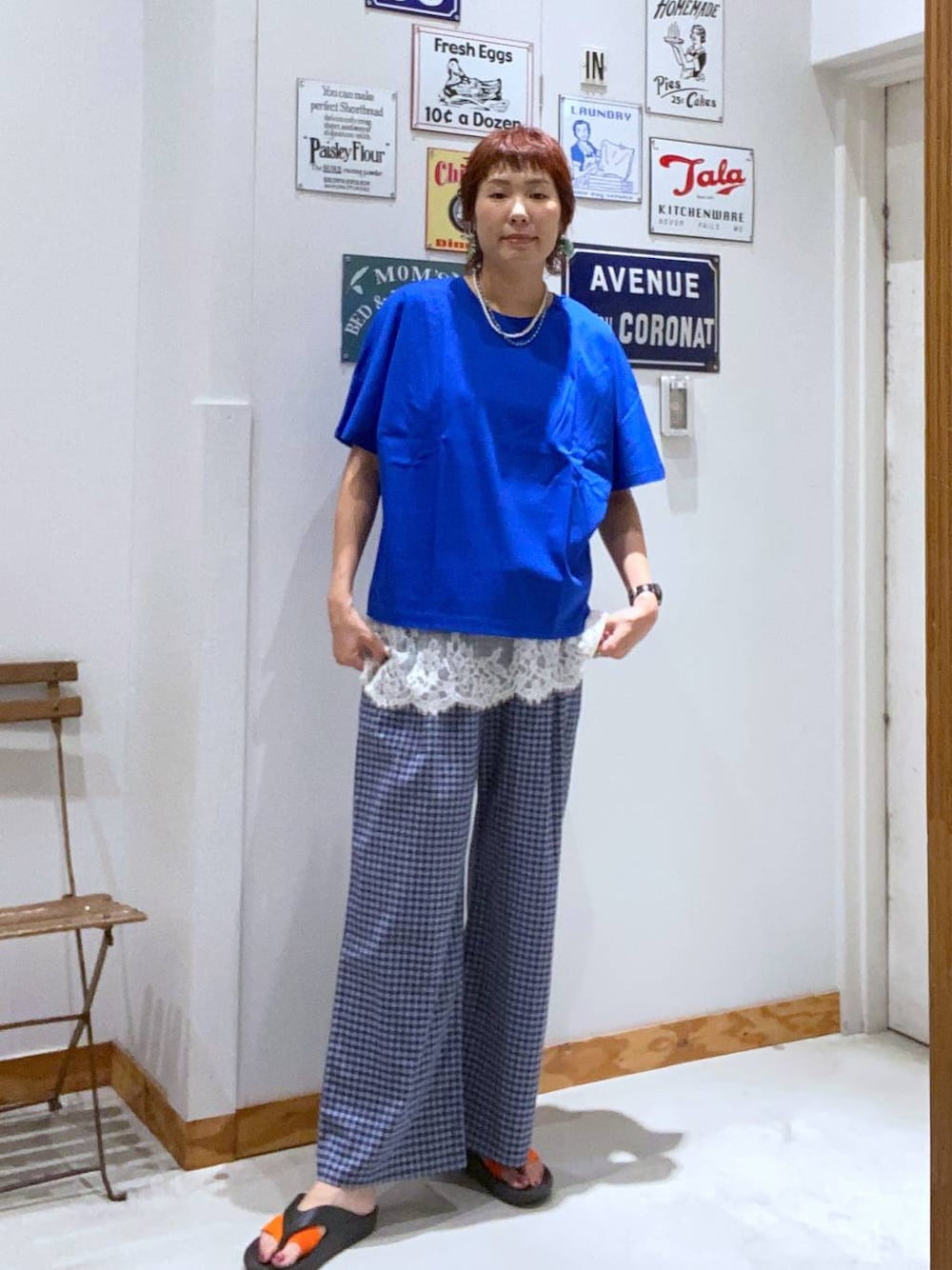 ブルー系のTシャツ/カットソー、ホワイト系のキャミソール、ブルー系のその他パンツを着用したレディースの夏コーディネートの1枚目の写真