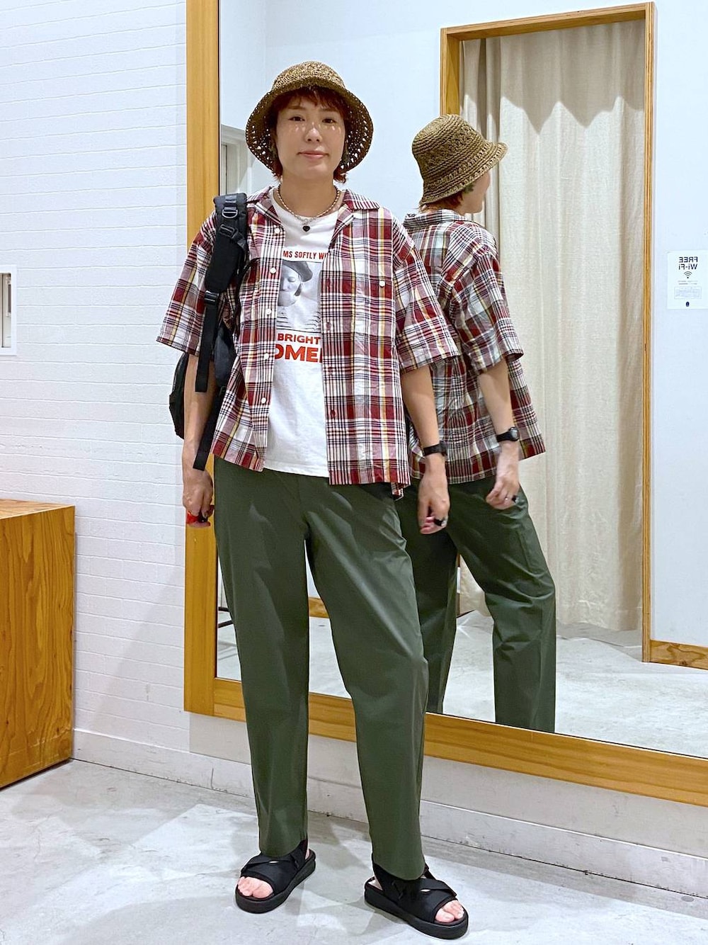 グリーン系のその他パンツ、ホワイト系のTシャツ/カットソー、レッド系のシャツ/ブラウスを着用したレディースの夏コーディネートの1枚目の写真