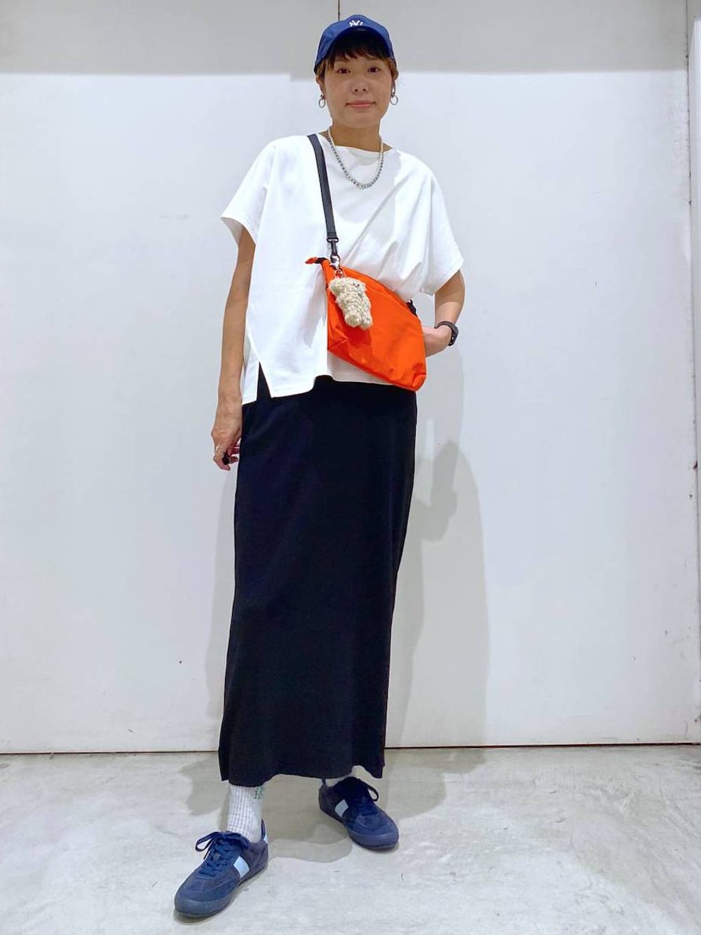 「高身長、ママコーデ、カジュアルコーデ、夏コーデ、楽ちんコーデ、体型カバー、セールコーデ、GLOBAL WORK、Tシャツ、スカート、キャップ、スニーカー、差し色コーデ、個性派、カジュアル」｜「GLOBAL WORKのエアかるクラシックスニーカー/135751（スニーカー、ブルー系）」を使った、osumiさん（レディース・174cm）の春コーディネートの1枚目の写真