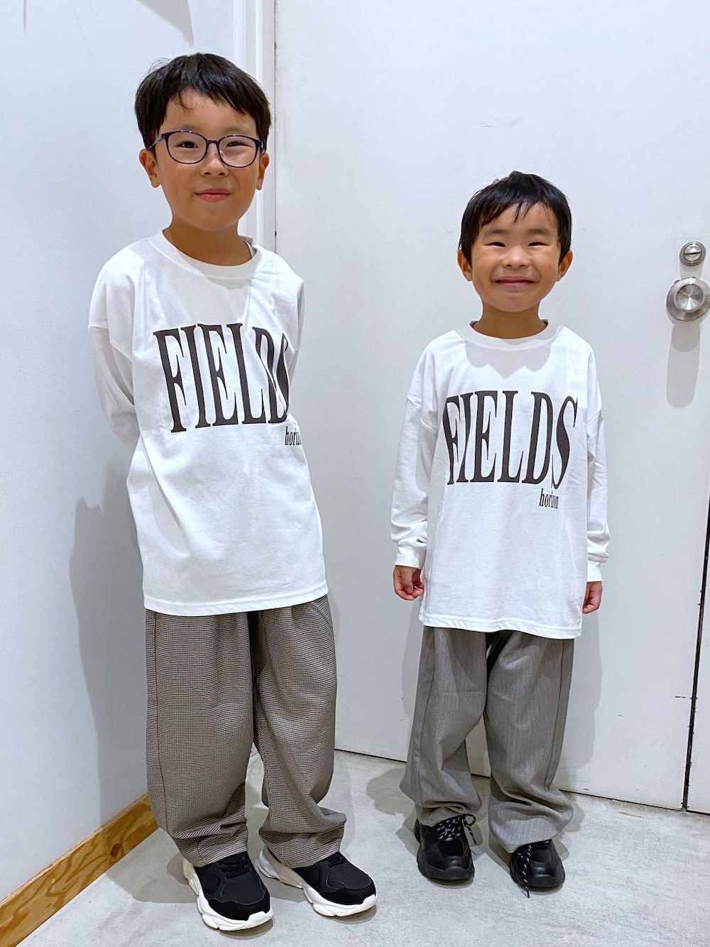 ホワイト系のTシャツ/カットソー、ホワイト系のTシャツ/カットソー、ブラウン系のその他パンツを着用したキッズの秋コーディネートの1枚目の写真
