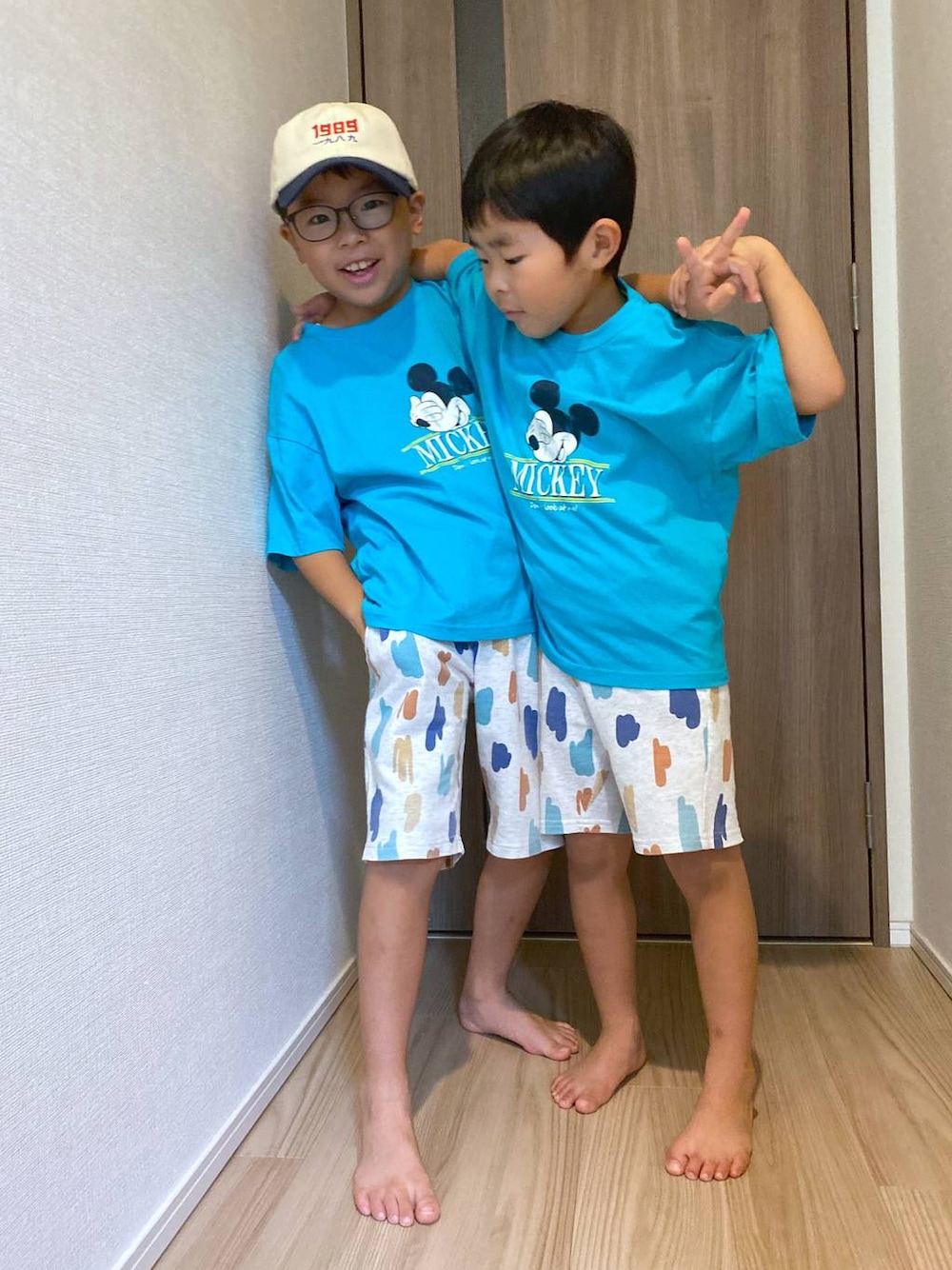 ブルー系のTシャツ/カットソー、ブルー系のTシャツ/カットソーを着用したキッズの夏コーディネートの1枚目の写真