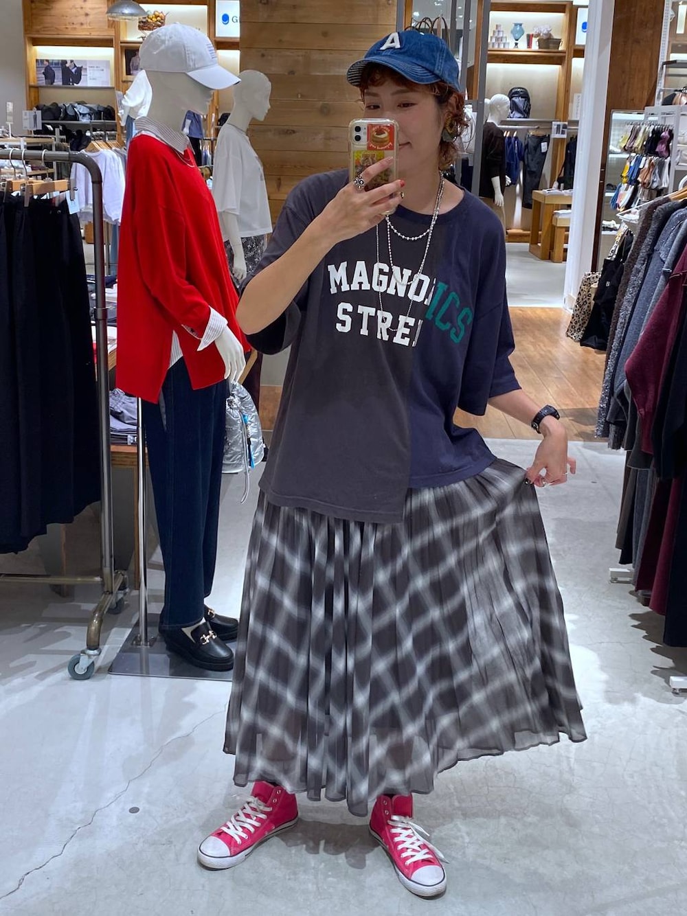 ブラウン系のスカート、グレー系のTシャツ/カットソー、シルバー系のネックレスを着用したレディースの秋コーディネートの1枚目の写真