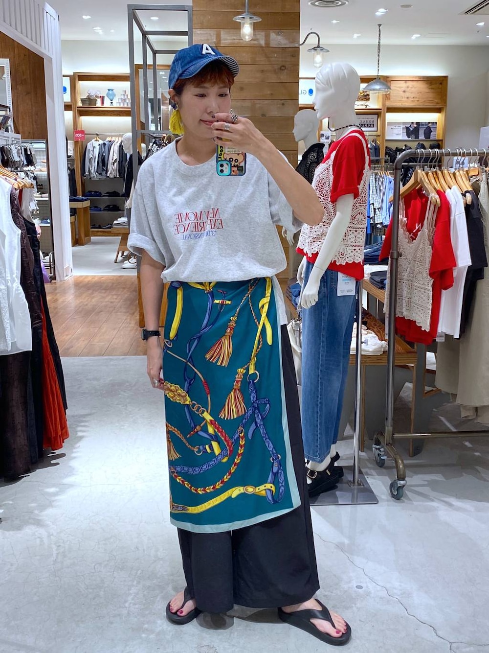 グレー系のその他パンツ、グレー系のTシャツ/カットソー、グリーン系のバンダナ/スカーフを着用したレディースの夏コーディネートの1枚目の写真