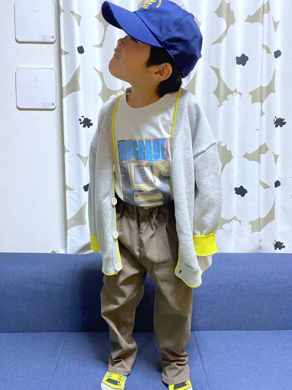 ブラウン系のデニムパンツ、グレー系のTシャツ/カットソー、グレー系のニット/セーターを着用したキッズの冬コーディネートの1枚目の写真