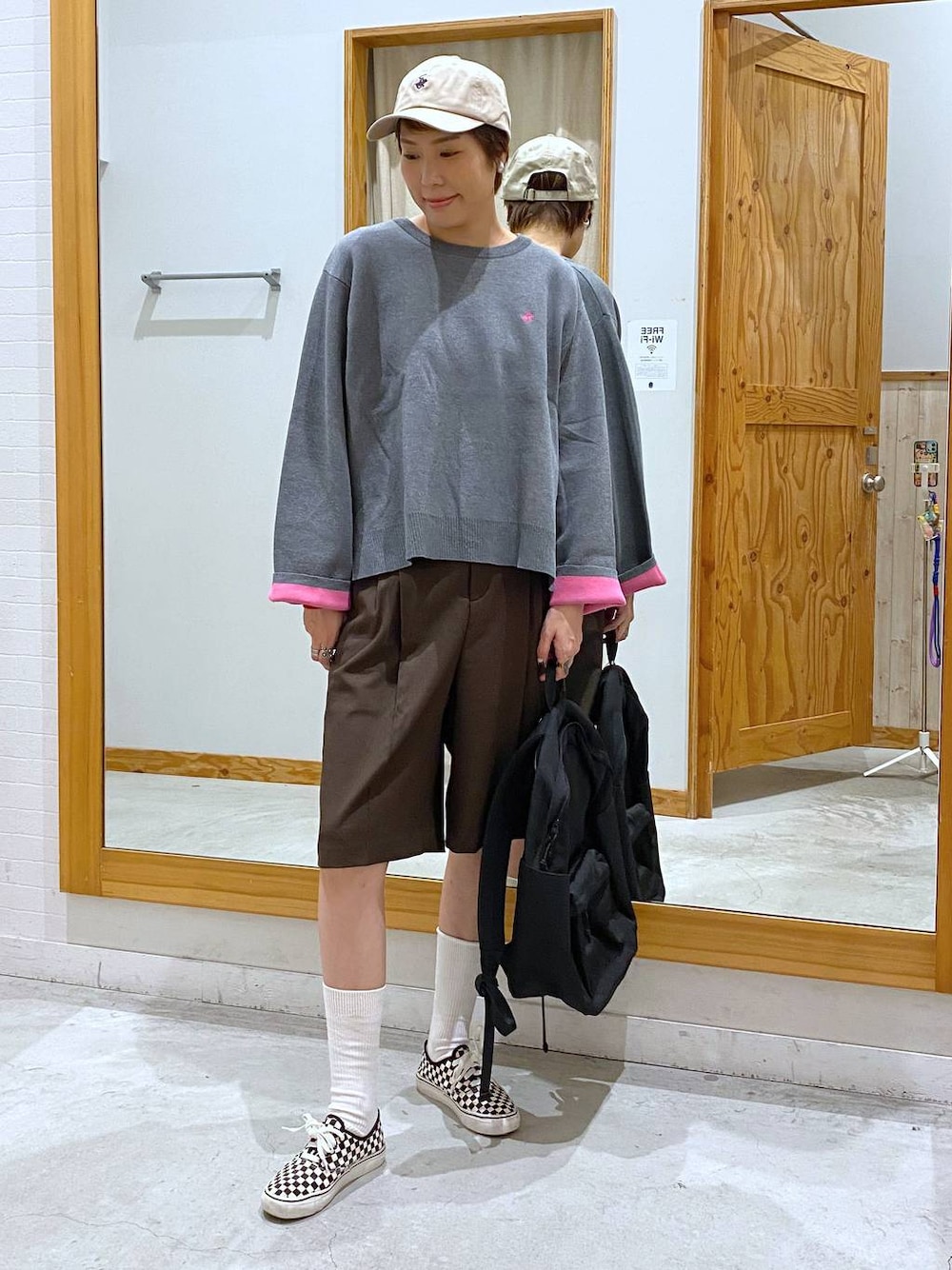ブラック系のバックパック/リュック、ブラウン系のその他パンツ、グレー系のニット/セーターを着用したレディースの秋コーディネートの1枚目の写真