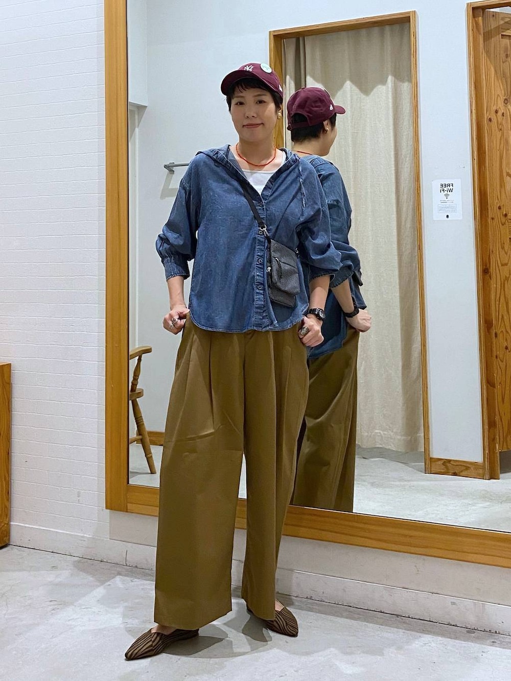 ブルー系のシャツ/ブラウス、その他のパンプス、グレー系のタンクトップを着用したレディースの夏コーディネートの1枚目の写真