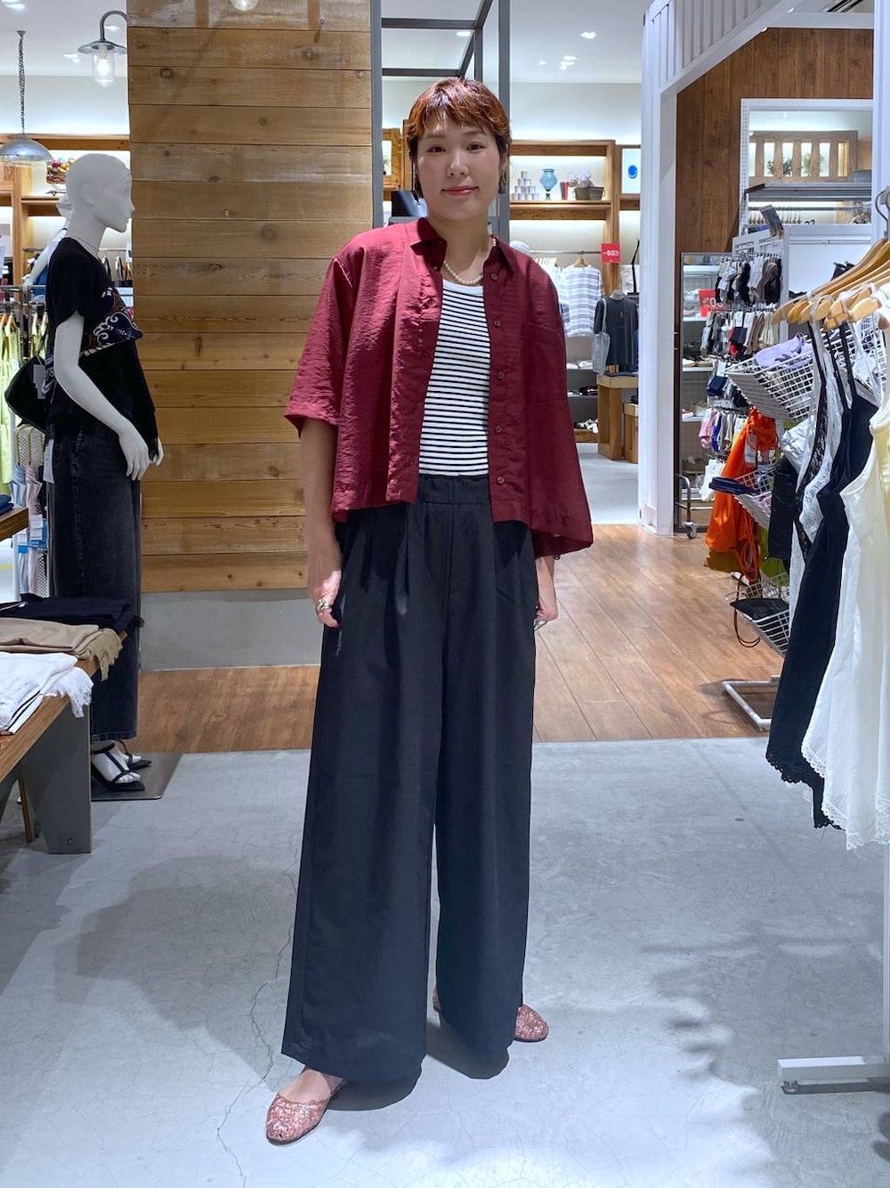 グレー系のその他パンツ、レッド系のシャツ/ブラウスを着用したレディースの夏コーディネートの1枚目の写真