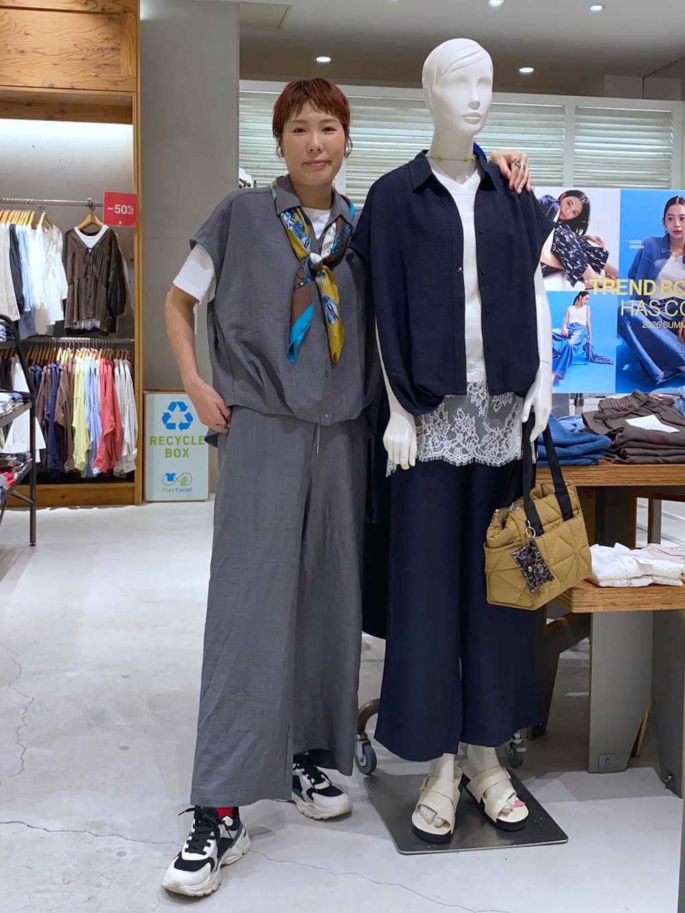 ホワイト系のTシャツ/カットソー、ブラウン系のサンダル、グレー系のその他パンツを着用したレディースの夏コーディネートの1枚目の写真