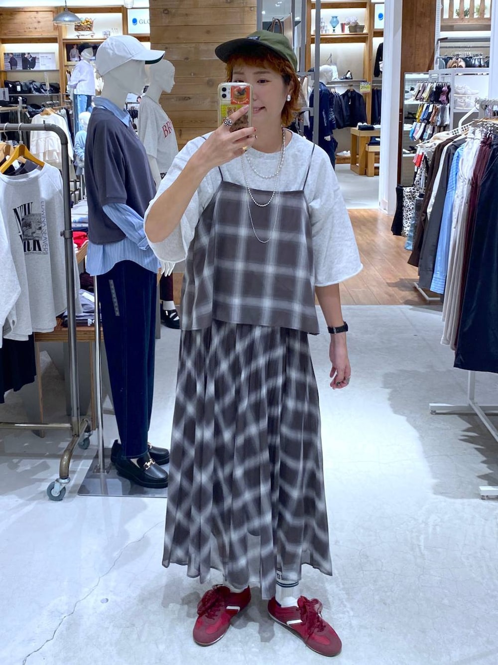 ブラウン系のスカート、ブラウン系のキャミソール、グリーン系のソックス/靴下を着用したレディースの秋コーディネートの1枚目の写真