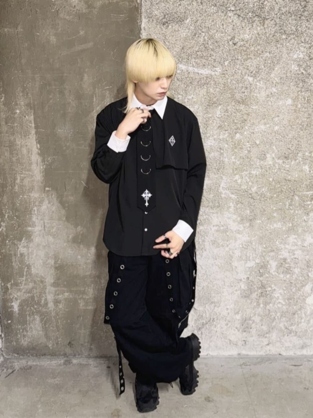 「モノトーン、ワイドパンツ、シャツスタイル、雨の日コーデ、黒Tシャツ、お出かけコーデ、ネクタイ、デートコーデ、女子ウケ、Amilige、デート、個性派、ユニセックス、地雷、サブカル」｜「Amiligeの刺繍リボンネクタイ付きバイカラーシャツ（シャツ/ブラウス、ブラック系）」を使った、Amilige_officialさん（メンズ・177cm）の春コーディネートの1枚目の写真