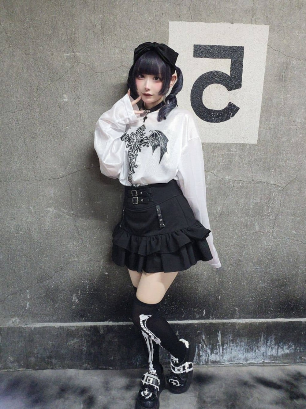 「Amilige、個性派、ジェンダーレス、病みかわいい、ユニセックス、サブカル、地雷、骨格ウェーブ、体型カバー、デート、モノクロ、夏コーデ、ツインテール、白Tシャツ、フリル」｜「AmiligeのコウモリクロスプリントメッシュロンT（Tシャツ/カットソー、ホワイト系）」を使った、Amilige_officialさん（レディース・163cm）の夏コーディネートの1枚目の写真