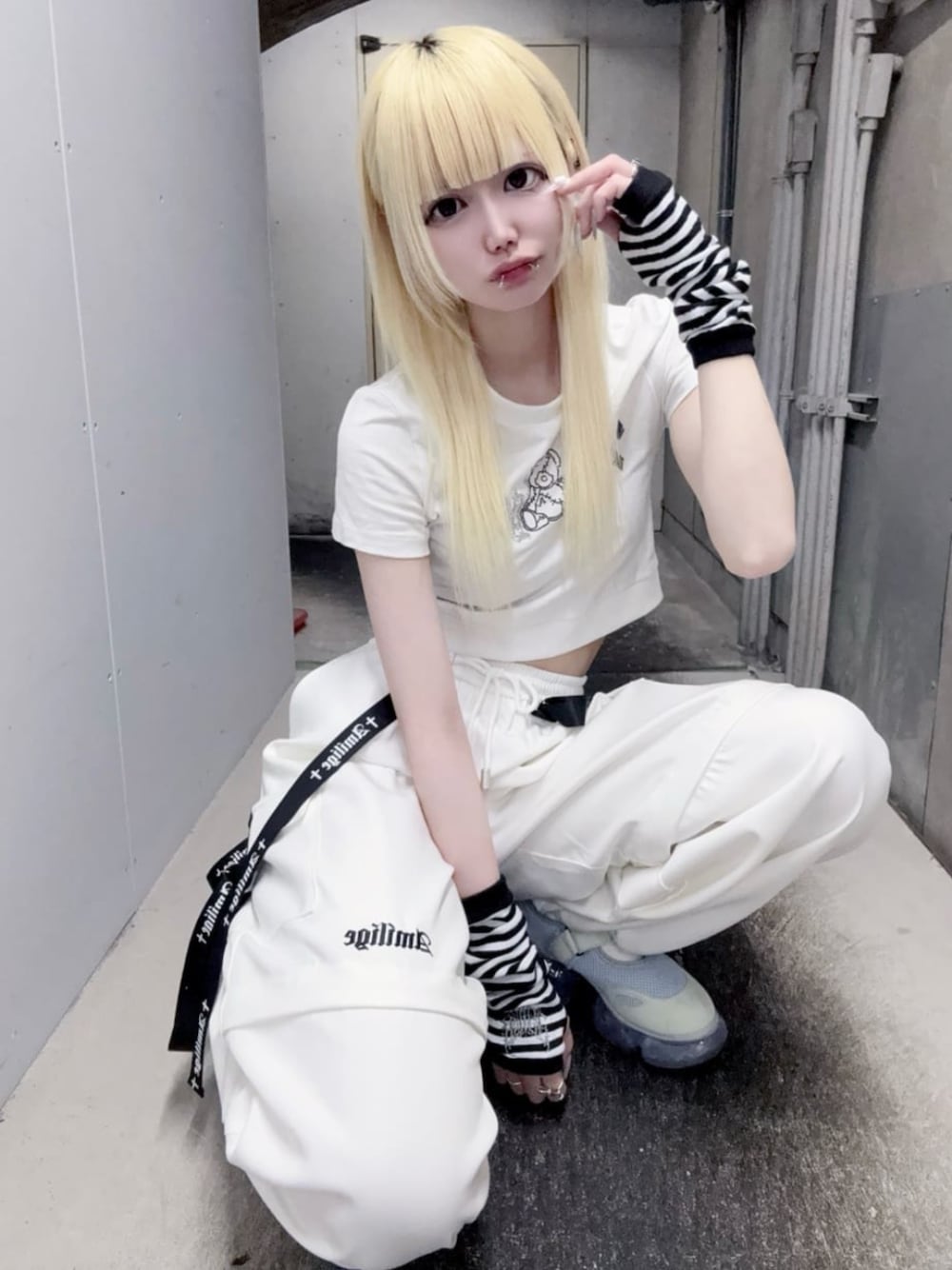 「Amilige、病みかわいい、個性派、ユニセックス、サブカル、地雷、骨格ウェーブ、雨の日コーデ、ホワイトコーデ、夏コーデ、夏ファッション、韓国ファッション、モノクロ、白Tシャツ、スニーカー」｜「Amiligeのデザインテープワイドパンツ（その他パンツ、ホワイト系）」を使った、Amilige_officialさん（レディース・162cm）の夏コーディネートの1枚目の写真