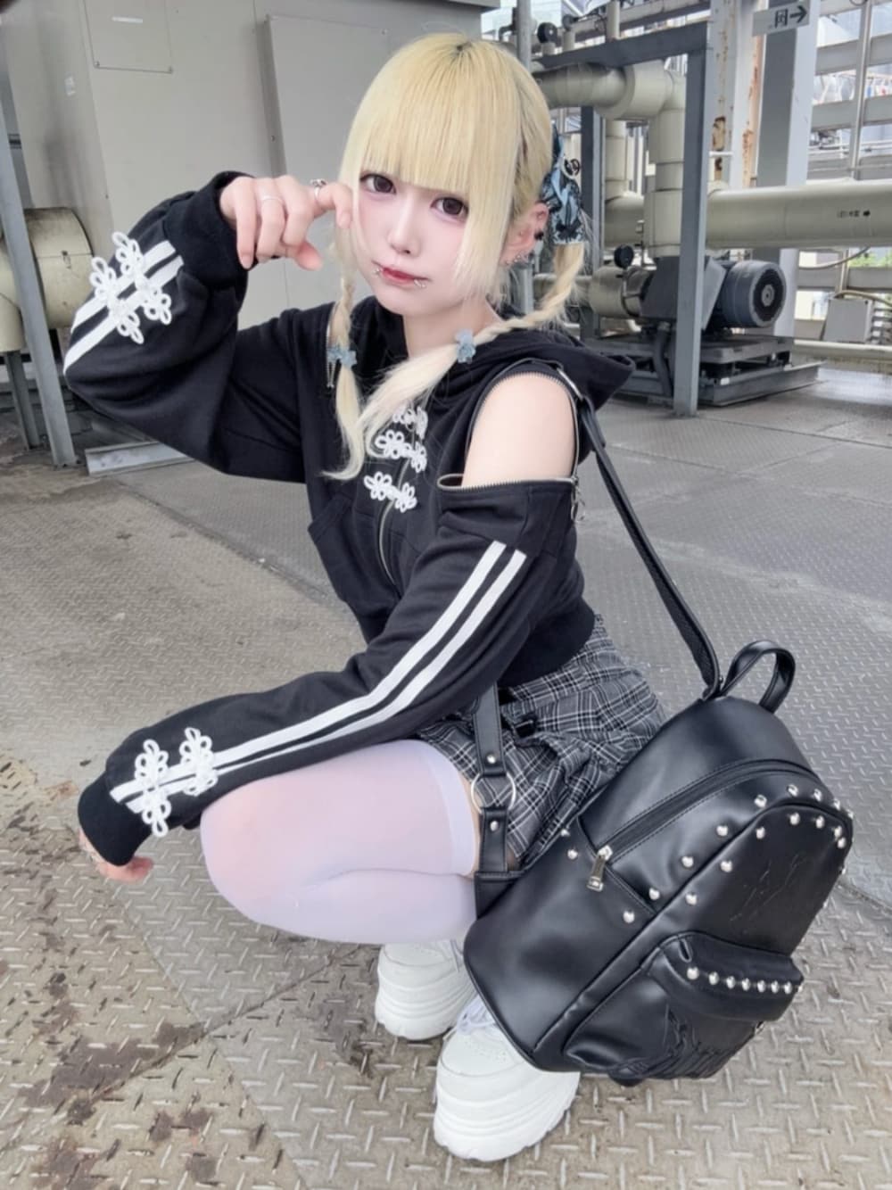 「モノトーン、休日スタイル、ショルダーバッグ、雨の日コーデ、Amilige、個性派、体型カバー、骨格ウェーブ、サブカル、地雷、今日のコーデ、ユニセックス、病みかわいい、厚底サンダル、トートバッグ」｜「Amiligeのチャイナボタン付きパーカー＋フリルスカート（セットアップ、ブラック系）」を使った、Amilige_officialさん（骨格ウェーブ・レディース・162cm）の春コーディネートの1枚目の写真