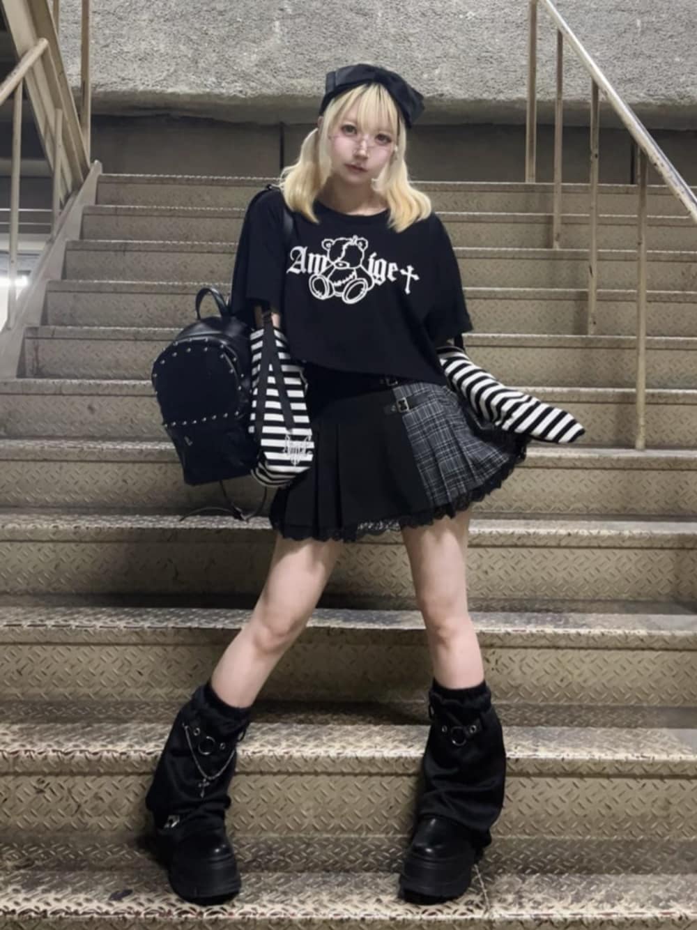 「モノトーン、雨の日コーデ、黒Tシャツ、ミニスカート、お出かけコーデ、デートコーデ、メガネ女子、Amilige、個性派、ユニセックス、体型カバー、骨格ウェーブ、サブカル、地雷、楽チンコーデ」｜「Amiligeのレッグカバー付きチェック切り替えプリーツスカート（スカート、ブラック系）」を使った、Amilige_officialさん（骨格ウェーブ・レディース・155cm）の春コーディネートの1枚目の写真