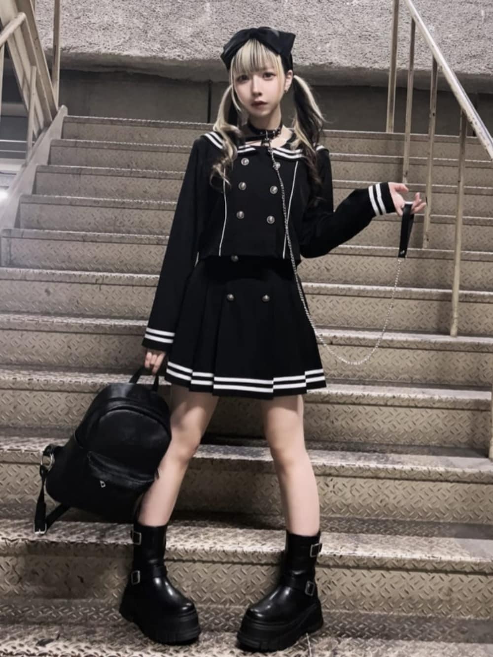 「リボン、お出かけコーデ、ミニスカート、モノトーン、セットアップ、春夏コーデ、ワンピース、今日のコーデ、大人かわいい、骨格ウェーブ、女子ウケ、おそろコーデ、地雷系ファッション、病みかわいい、デートコーデ」｜「Amiligeのセーラーセットアップ（セットアップ、ブラック系）」を使った、Amilige_officialさん（骨格ウェーブ・レディース・155cm）の春コーディネートの1枚目の写真