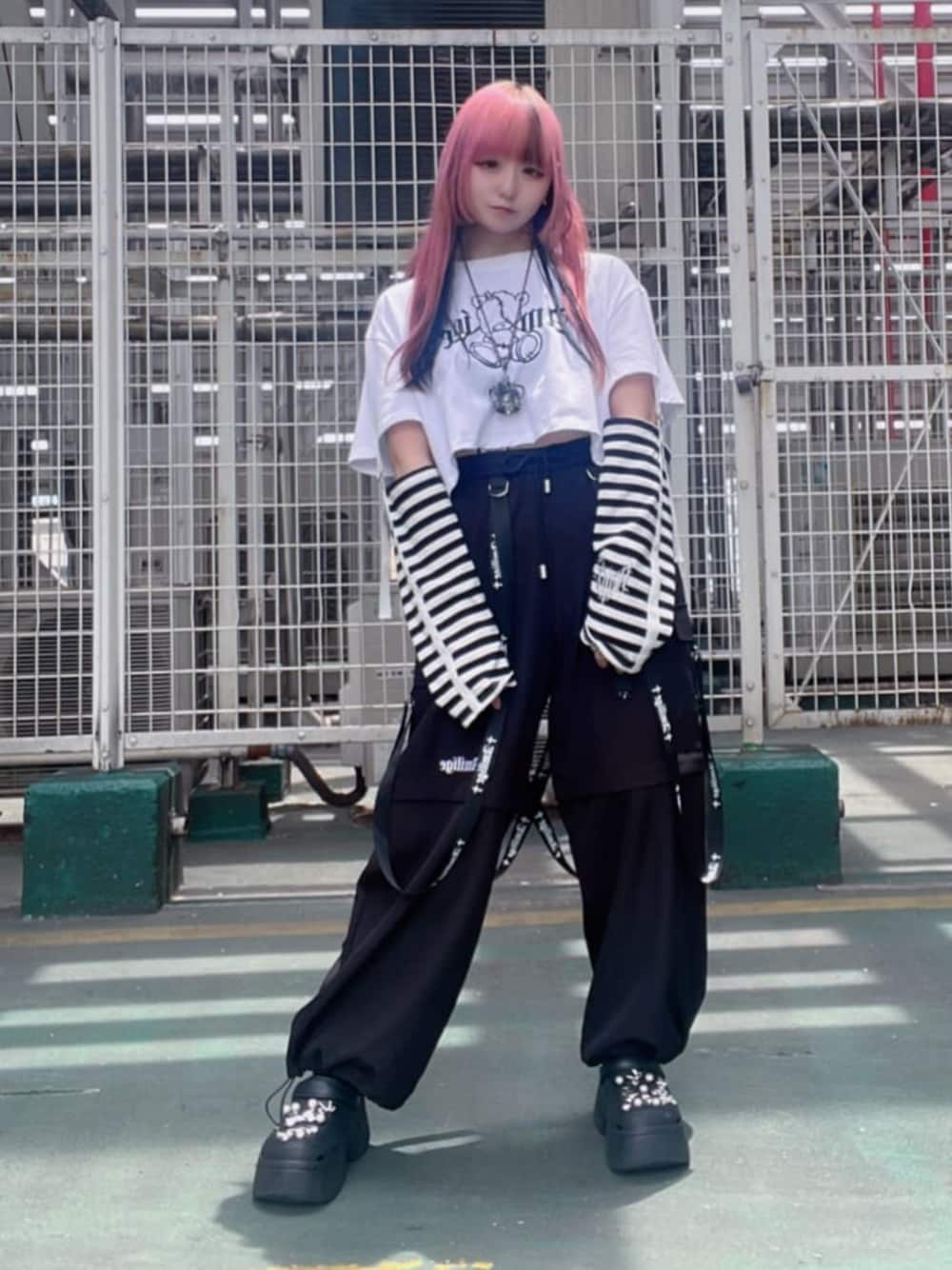 「Amilige、病みかわいい、個性派、ジェンダーレス、サブカル、地雷、韓国ファッション、お出かけコーデ、ゆるコーデ、Tシャツ、デート、白Tシャツ、ハーフパンツ、厚底シューズ、スニーカー」｜「Amiligeのデザインテープワイドパンツ（その他パンツ、ブラック系）」を使った、Amilige_officialさん（レディース・155cm）の夏コーディネートの1枚目の写真