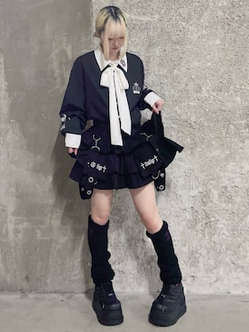 刺繍リボンネクタイ付きバイカラーシャツを使った人気ファッション