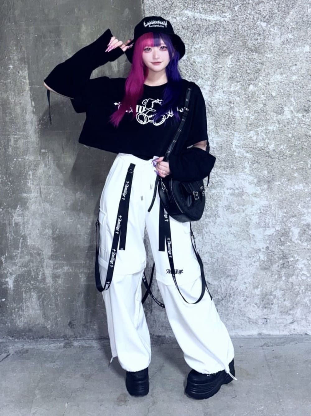 「Amilige、病みかわいい、ジェンダーレス、個性派、サブカル、地雷、骨格ウェーブ、デート、ライブ、フェススタイル、雨の日コーデ、楽チンコーデ、黒Tシャツ、スニーカー、ショルダーバッグ」｜「Amiligeのデザインテープワイドパンツ（その他パンツ、ホワイト系）」を使った、Amilige_officialさん（レディース・155cm）の夏コーディネートの1枚目の写真