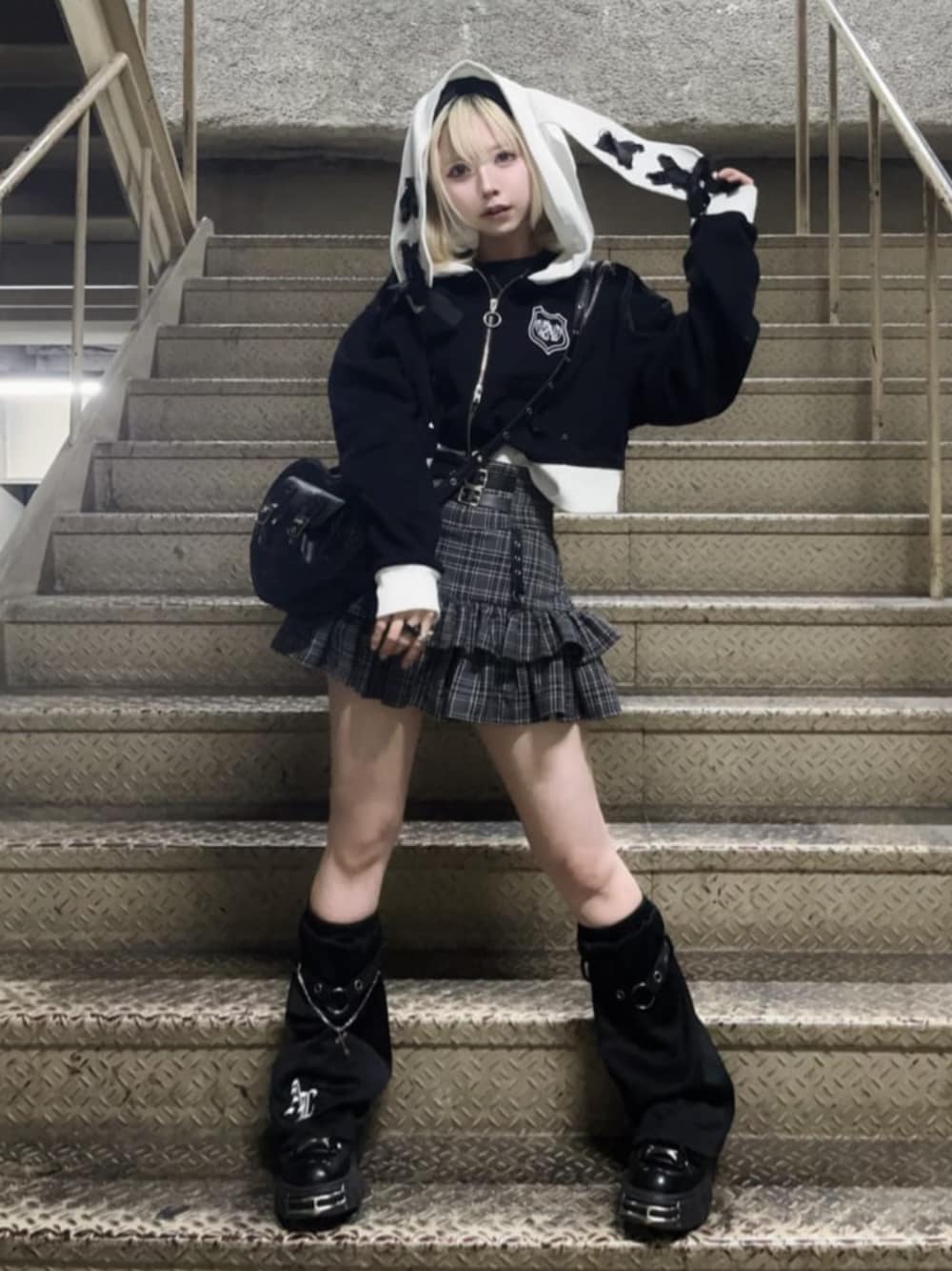 「モノトーン、雨の日コーデ、ミニスカート、お出かけコーデ、ショルダーバッグ、リボン、デートコーデ、Amilige、個性派、ユニセックス、体型カバー、骨格ウェーブ、サブカル、地雷、ゆるコーデ」｜「AmiligeのAL刺繍ジャージレッグカバー（レッグウォーマー、ブラック系）」を使った、Amilige_officialさん（骨格ウェーブ・レディース・155cm）の春コーディネートの1枚目の写真