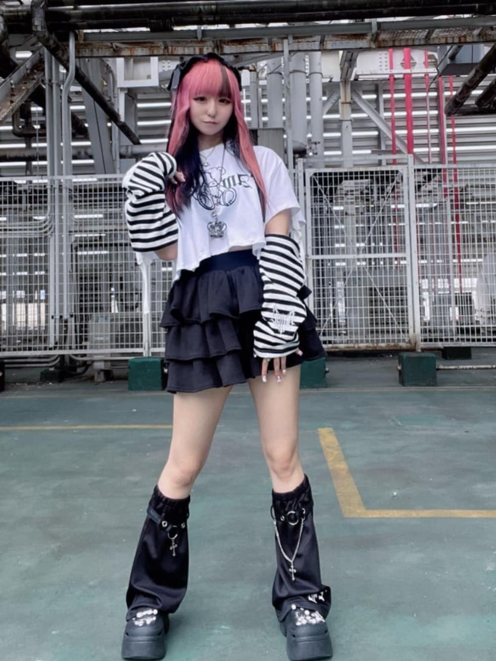 「白シャツ、モノトーン、雨の日コーデ、ショートパンツ、休日スタイル、ミニスカート、デートコーデ、厚底サンダル、女子ウケ、Amilige、個性派、体型カバー、骨格ウェーブ、サブカル、地雷」｜「Amiligeのチャイナボタン付きパーカー＋フリルスカート（セットアップ、ブラック系）」を使った、Amilige_officialさん（骨格ウェーブ・レディース・155cm）の春コーディネートの1枚目の写真