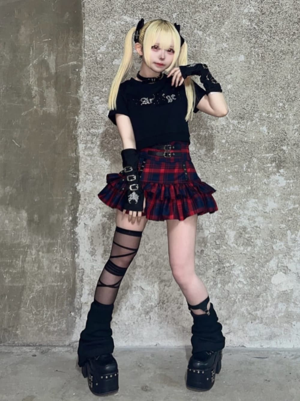 「Amilige、ジェンダーレス、病みかわいい、サブカル、地雷、ストリート、ブラックコーデ、お出かけコーデ、フェススタイル、夏コーデ、夏服コーデ、ロゴT、フリル、ミニスカート、スニーカー」｜「AmiligeのDARK ANGEL BEARラインストーンチビTシャツ（Tシャツ/カットソー、ブラック系）」を使った、Amilige_officialさん（レディース・154cm）の夏コーディネートの1枚目の写真