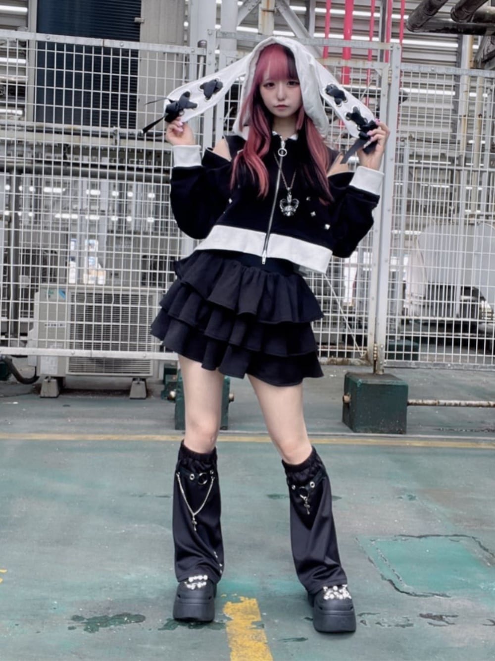 「モノトーン、雨の日コーデ、ミニスカート、お出かけコーデ、リボン、デートコーデ、ショートパンツ、Amilige、個性派、ユニセックス、体型カバー、骨格ウェーブ、サブカル、地雷、韓国コーデ」｜「Amiligeのチャイナボタン付きパーカー＋フリルスカート（セットアップ、ブラック系）」を使った、Amilige_officialさん（骨格ウェーブ・レディース・155cm）の春コーディネートの1枚目の写真