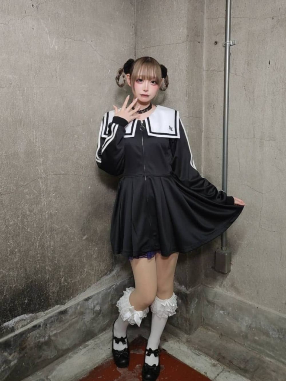「Amilige、個性派、ジェンダーレス、サブカル、地雷、デート、骨格ウェーブ、体型カバー、ブラックコーデ、楽ちんコーデ、フェミニンコーデ、女子会コーデ、大人ガーリー、セーラーカラー、厚底シューズ」｜「Amiligeのセーラーカラーサイドあきジャージワンピース（ワンピース、ブラック系）」を使った、Amilige_officialさん（レディース・163cm）の夏コーディネートの1枚目の写真