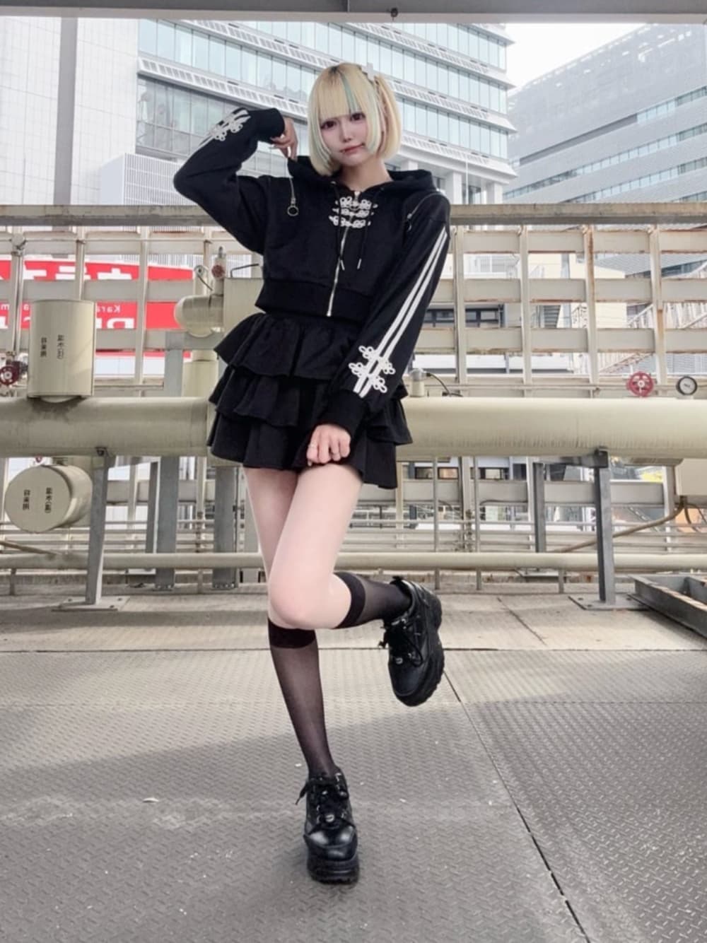 「リボン、休日スタイル、デートコーデ、ショートパンツ、お出かけコーデ、ミニスカート、モノトーン、スポーツミックス、シンプルコーデ、春服コーデ、病みかわいい、体型カバー、地雷系ファッション、Amilige、セットアップ」｜「Amiligeのチャイナボタン付きパーカー＋フリルスカート（セットアップ、ブラック系）」を使った、Amilige_officialさん（骨格ウェーブ・レディース・162cm）の春コーディネートの1枚目の写真