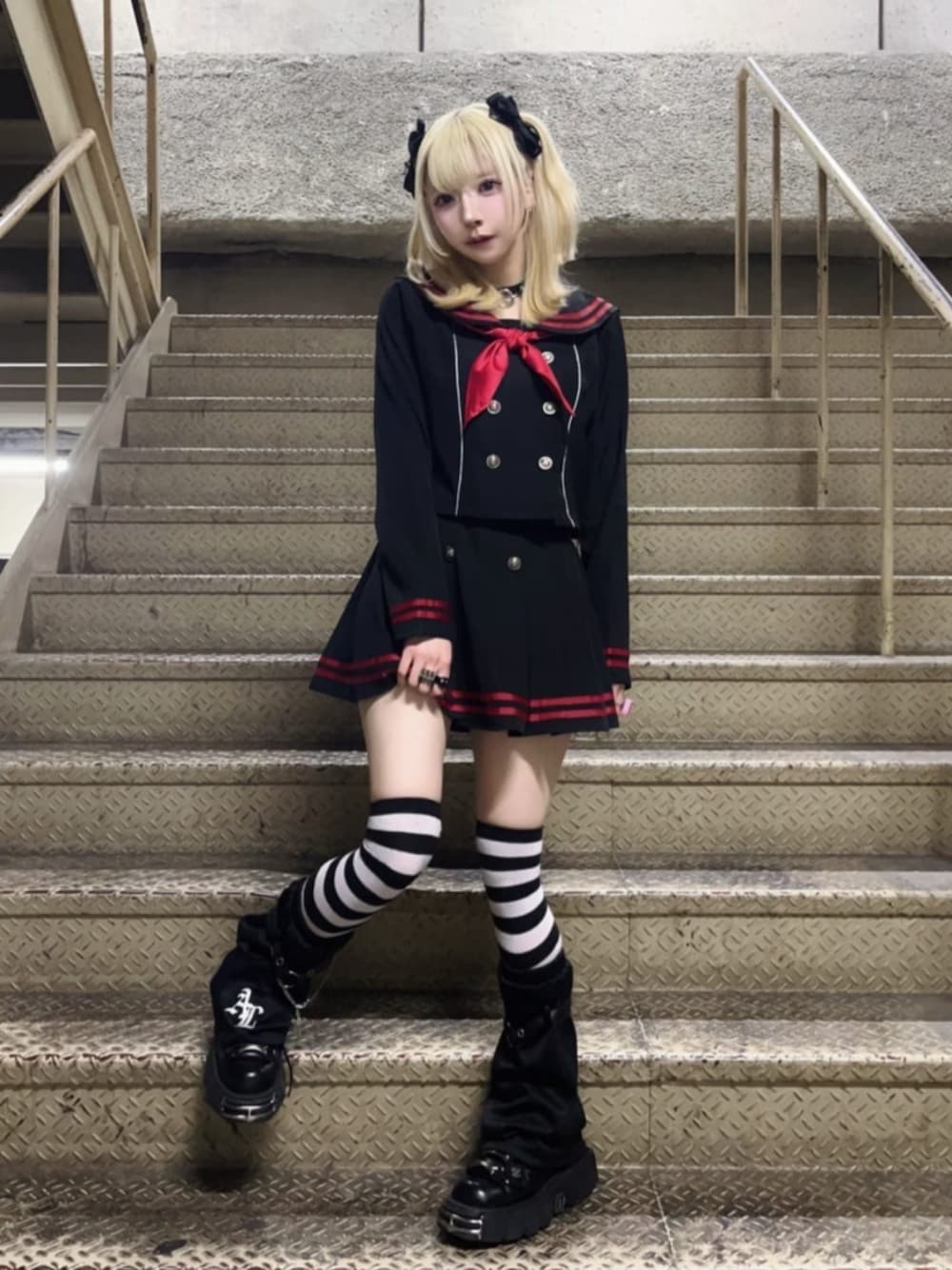 「リボン、お出かけコーデ、ミニスカート、モノトーン、セットアップ、ワンピース、韓国ファッション、春服コーデ、おでかけコーデ、着回しコーデ、大人ガーリー、骨格ウェーブ、体型カバー、病みかわいい、デートコーデ」｜「Amiligeのセーラーセットアップ（セットアップ、ブラック系）」を使った、Amilige_officialさん（骨格ウェーブ・レディース・155cm）の春コーディネートの1枚目の写真