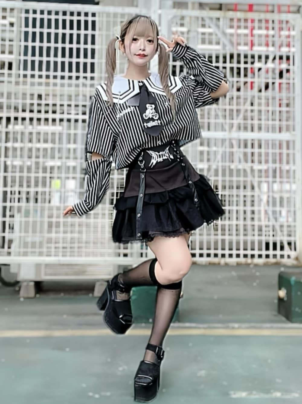 「柄シャツ、レイヤードスタイル、シャツスタイル、ミニスカート、低身長コーデ、雨の日コーデ、モノトーン、ストライプシャツ、Amilige、個性派、体型カバー、骨格ウェーブ、サブカル、地雷、病みかわいい」｜「Amiligeのハイウエストチュールスカート（スカート、ブラック系）」を使った、Amilige_officialさん（骨格ウェーブ・レディース・148cm）の春コーディネートの1枚目の写真