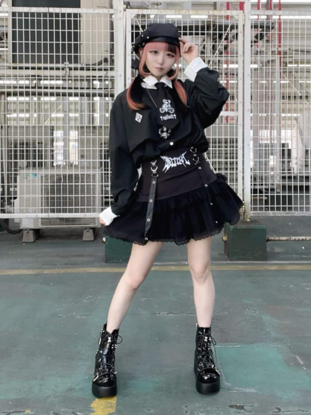 「チェック、休日スタイル、デートコーデ、ミニスカート、リボン、モノトーン、春服コーデ、地雷系、サブカル、体型カバー、病みかわいい、厚底シューズ、Amilige、ジェンダーレス」｜「Amiligeの刺繍リボンネクタイ付きバイカラーシャツ（シャツ/ブラウス、ブラック系）」を使った、Amilige_officialさん（骨格ウェーブ・レディース・155cm）の春コーディネートの1枚目の写真