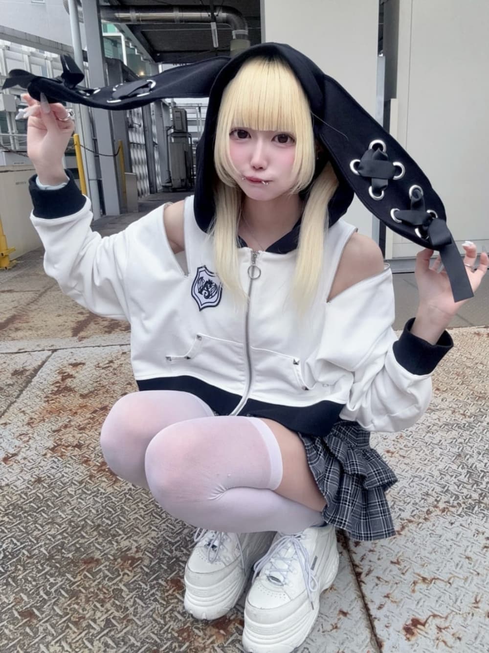 「Amilige、骨格ウェーブ、地雷、病みかわいい、ジェンダーレス、低身長コーデ、春夏コーデ、雨の日コーデ、お出かけコーデ、デートコーデ、休日スタイル、推し活、女子ウケ、デート、モノトーン」｜「Amiligeのコルセット風フリルチェックスカート（スカート、グレー系）」を使った、Amilige_officialさん（レディース・162cm）の春コーディネートの1枚目の写真